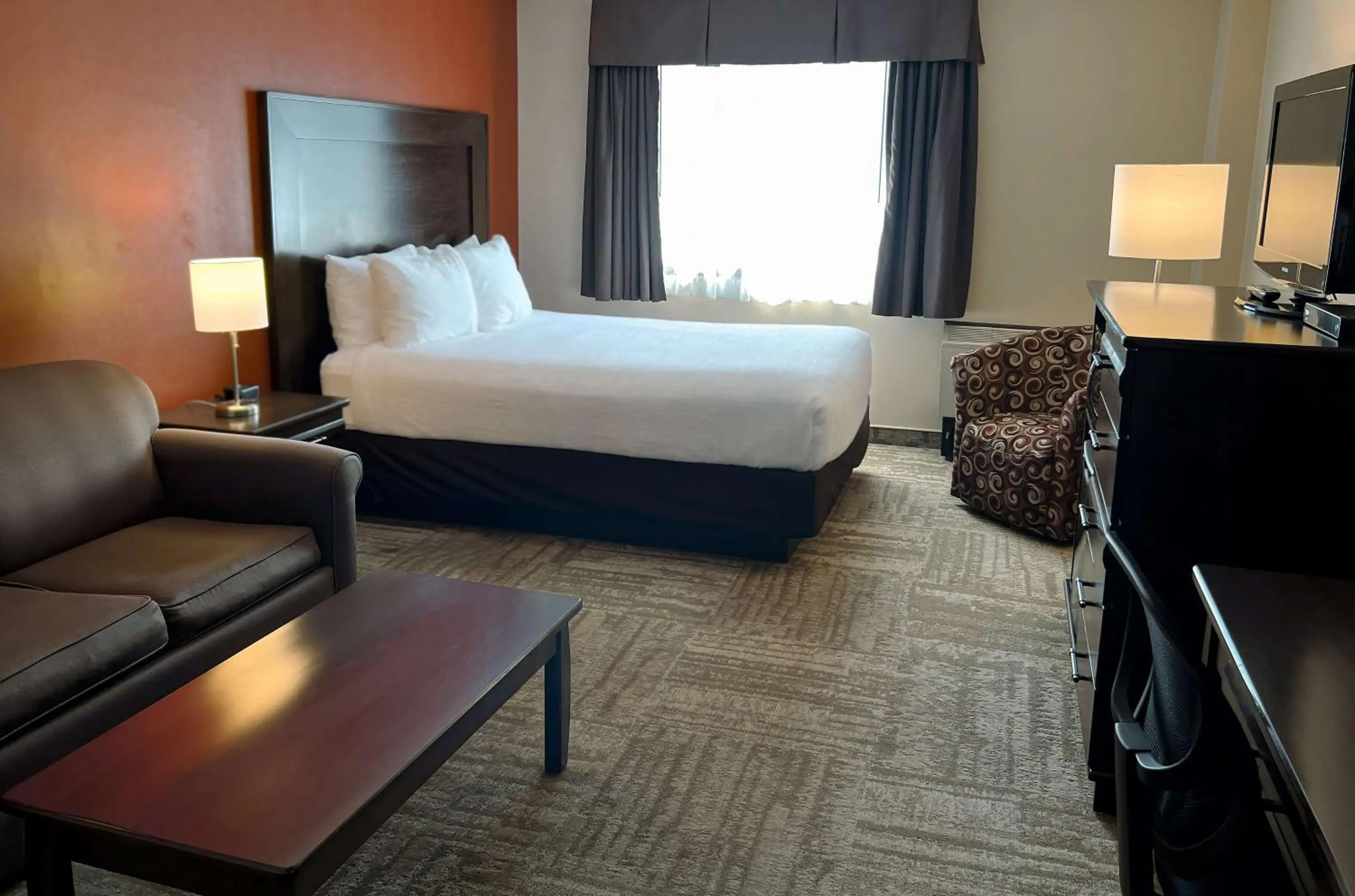 Bedroom, Bed in Coast Swift Current Hotel
