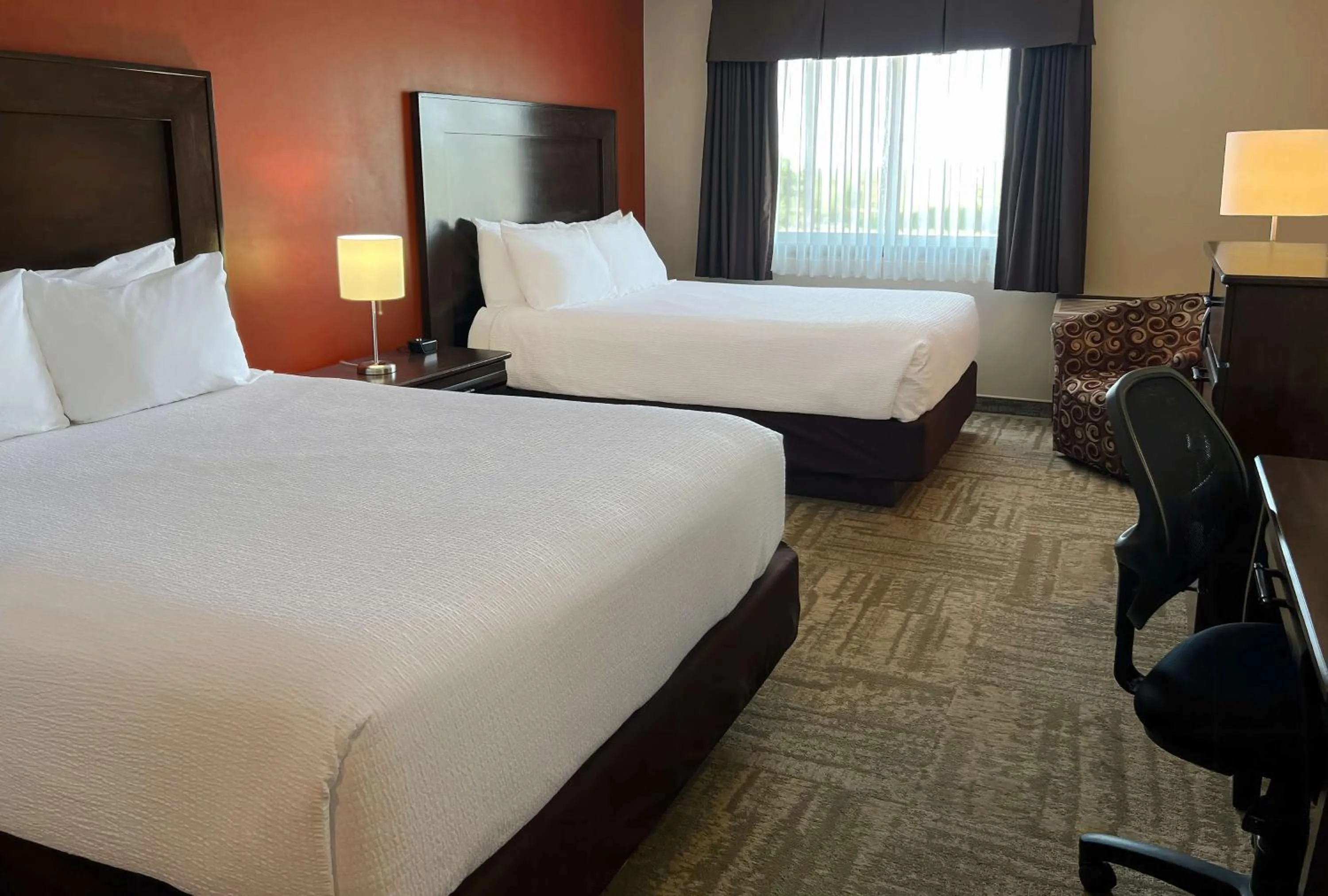 Bedroom, Bed in Coast Swift Current Hotel