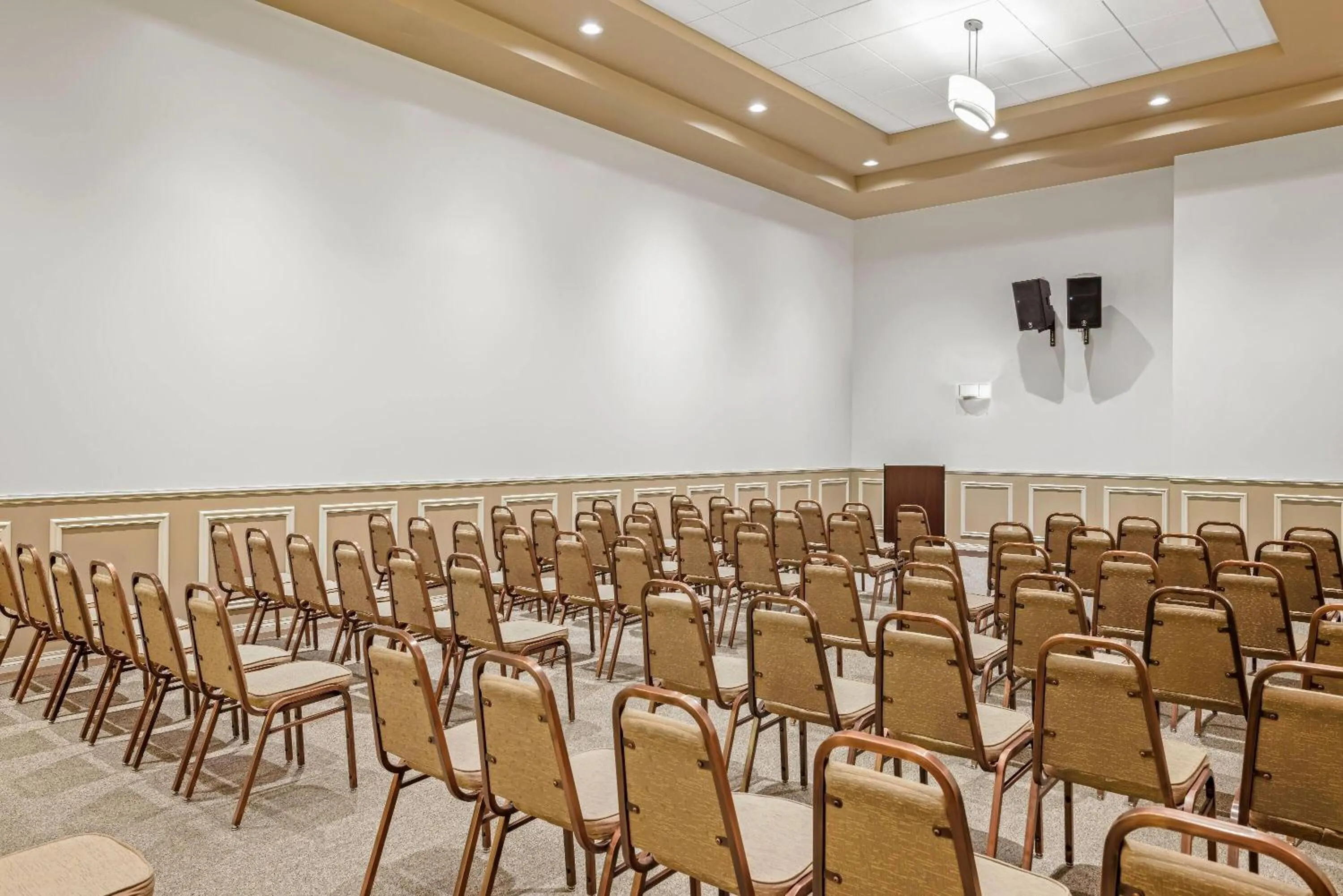 Meeting/conference room in Days Inn & Suites by Wyndham Winkler