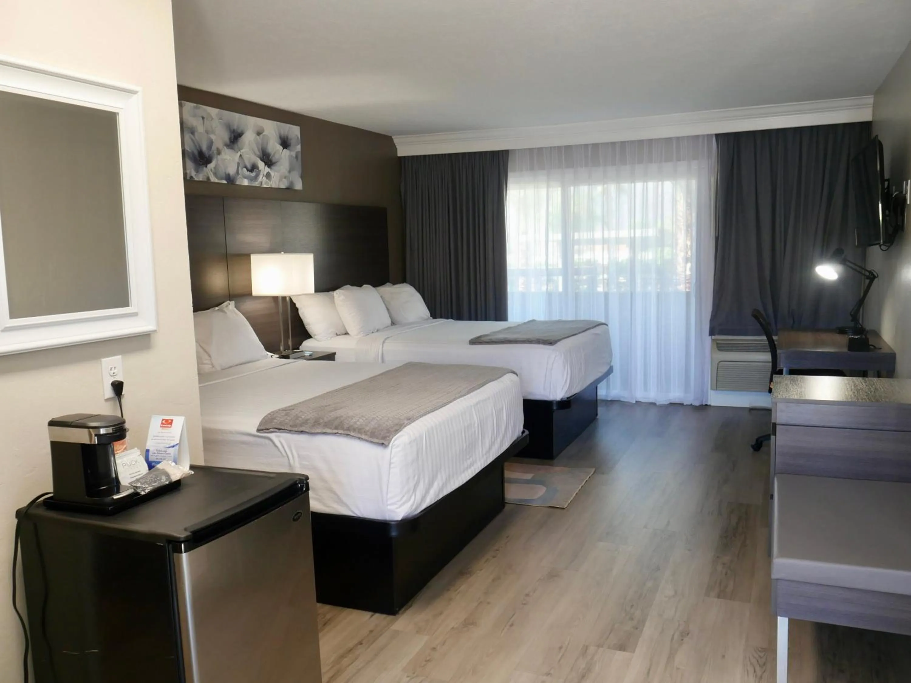 Photo of the whole room, Bed in Econo Lodge Lake Elsinore Casino