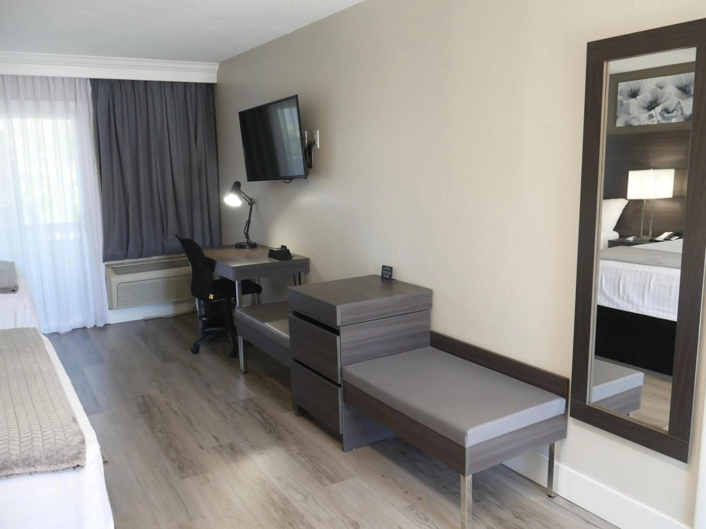 TV and multimedia, Bed in Econo Lodge Lake Elsinore Casino