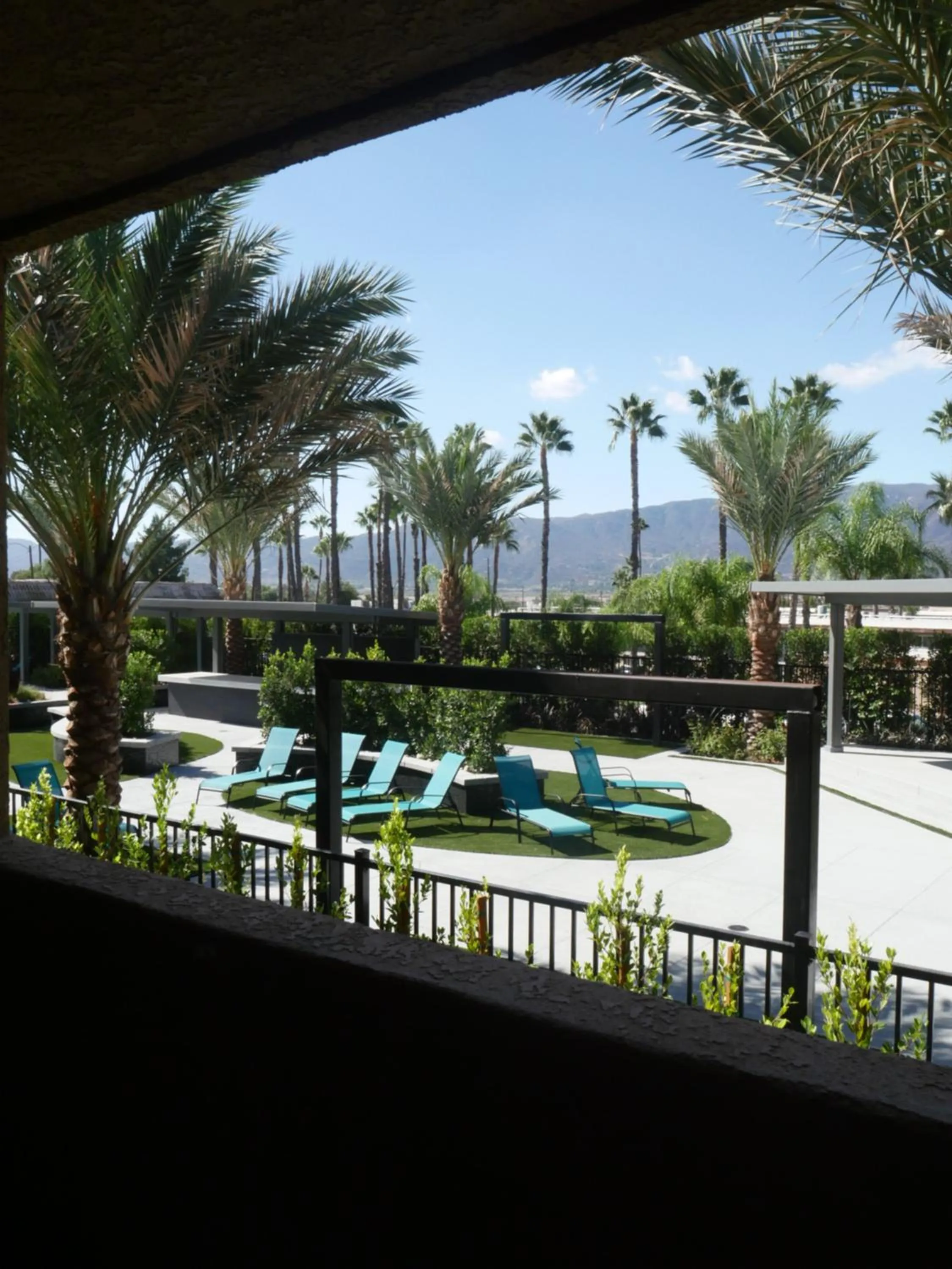 Swimming pool in Econo Lodge Lake Elsinore Casino