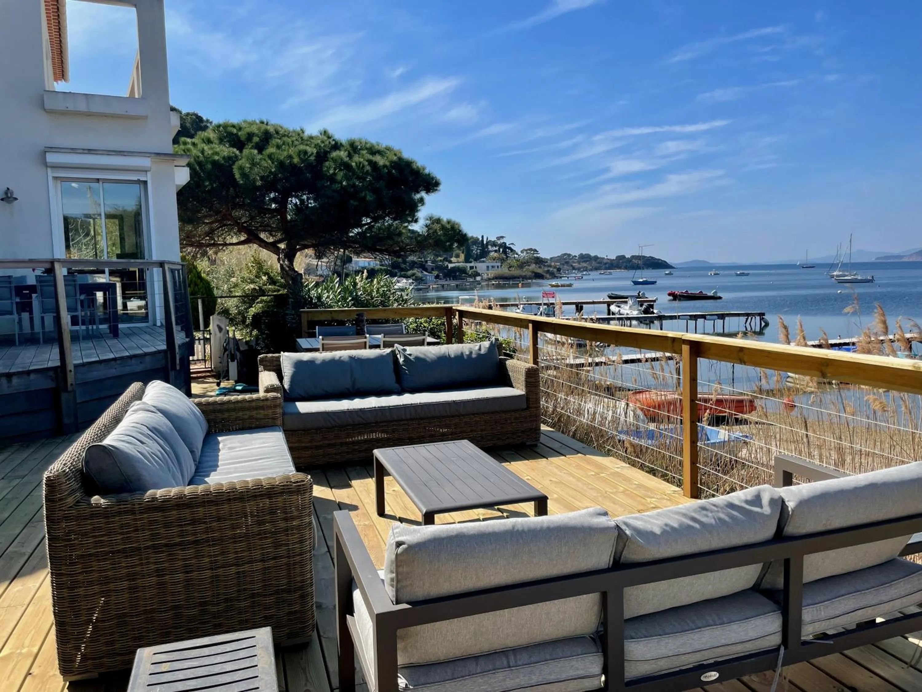 Patio in Villa Front de Mer Accès Plage Presqu'île de Giens-Sea and Mountain Pleasure