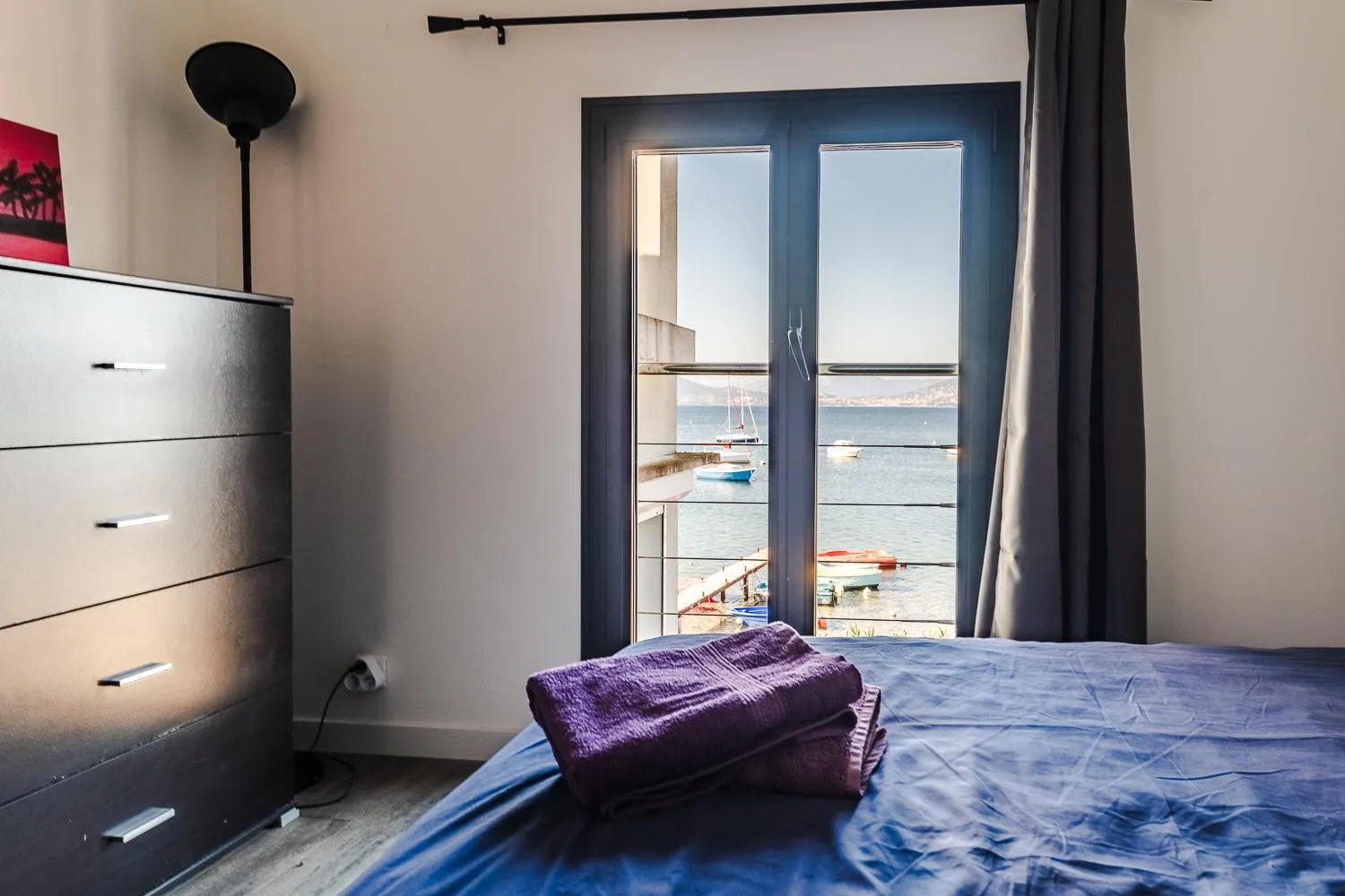Shower, Bed in Villa Front de Mer Accès Plage Presqu'île de Giens-Sea and Mountain Pleasure
