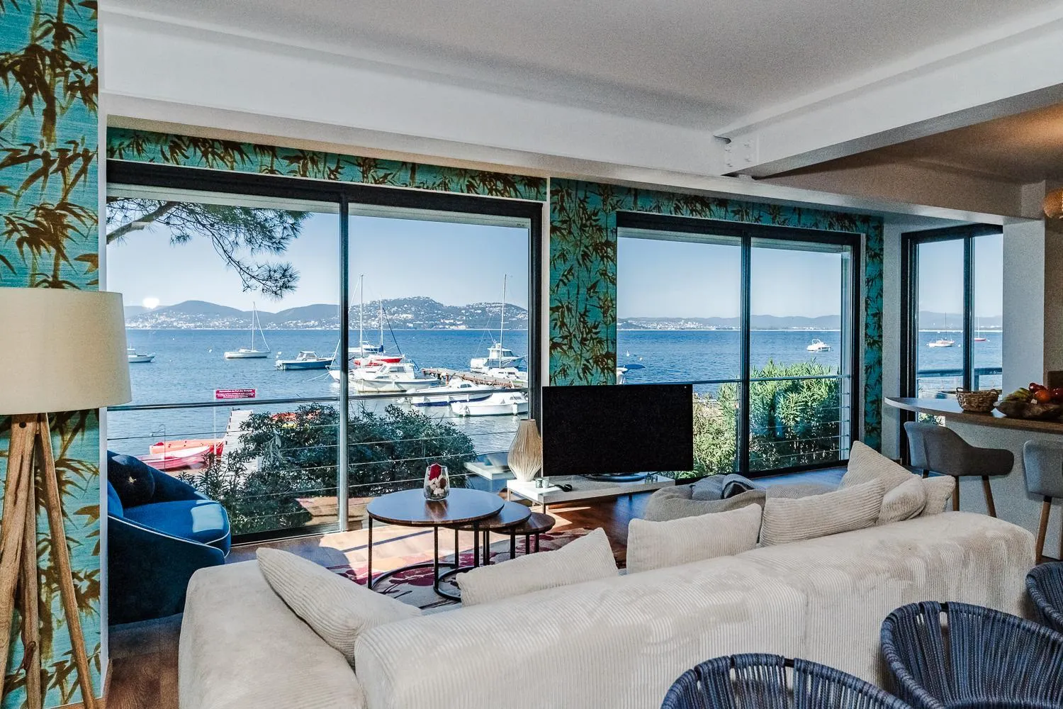 Communal lounge/ TV room in Villa Front de Mer Accès Plage Presqu'île de Giens-Sea and Mountain Pleasure