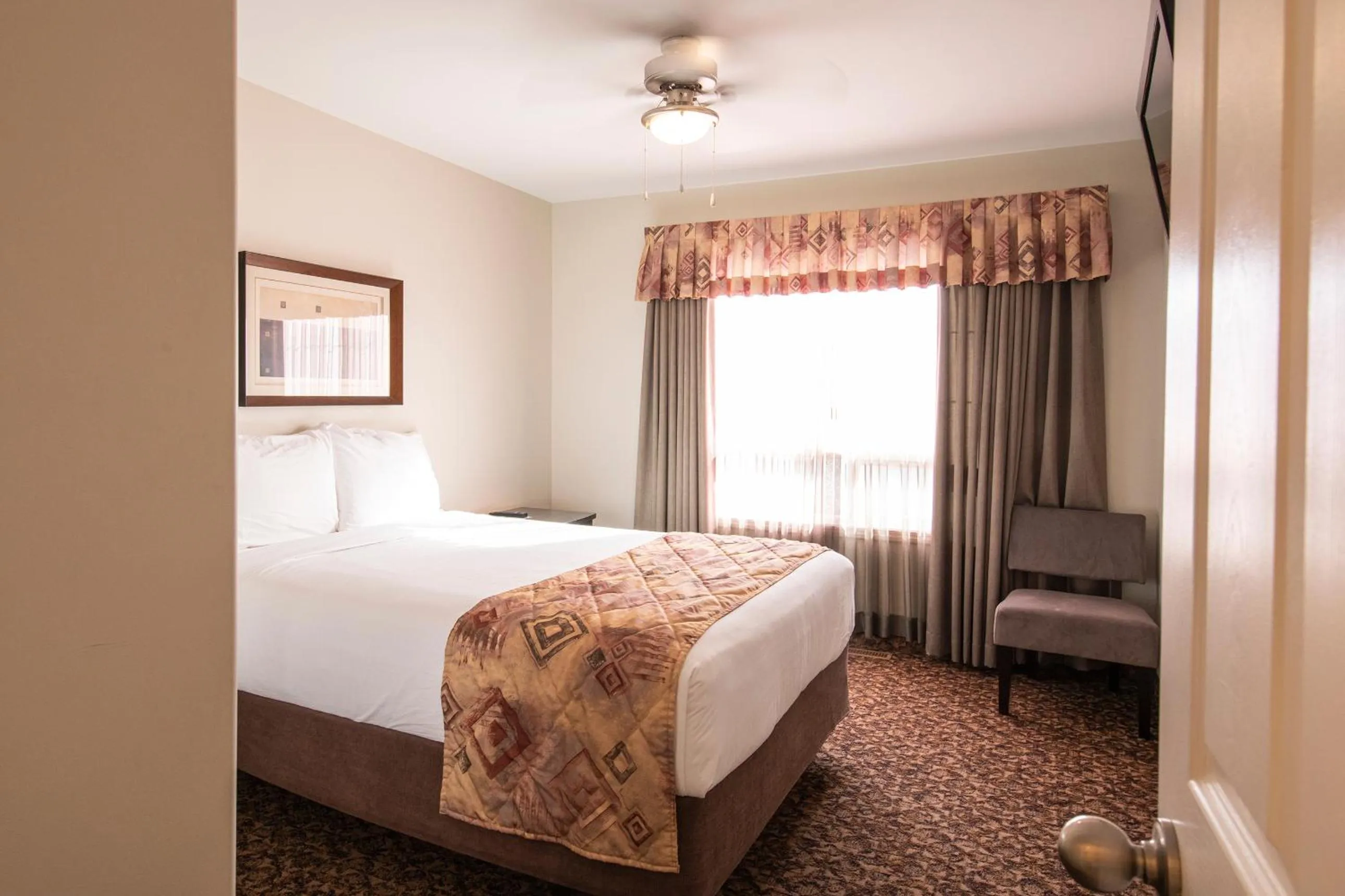 Dunvegan Inn & Suites