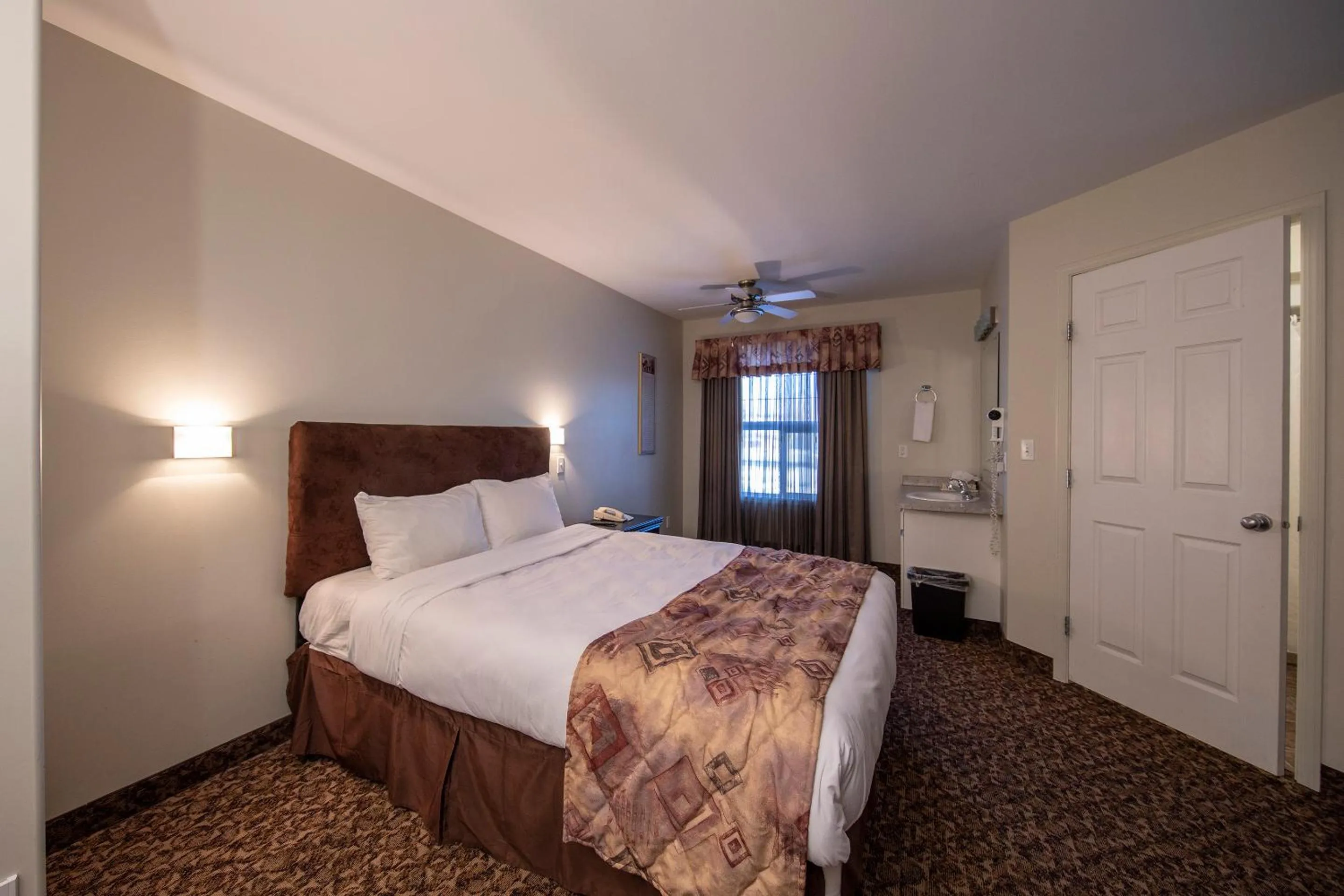 Bed in Dunvegan Inn & Suites