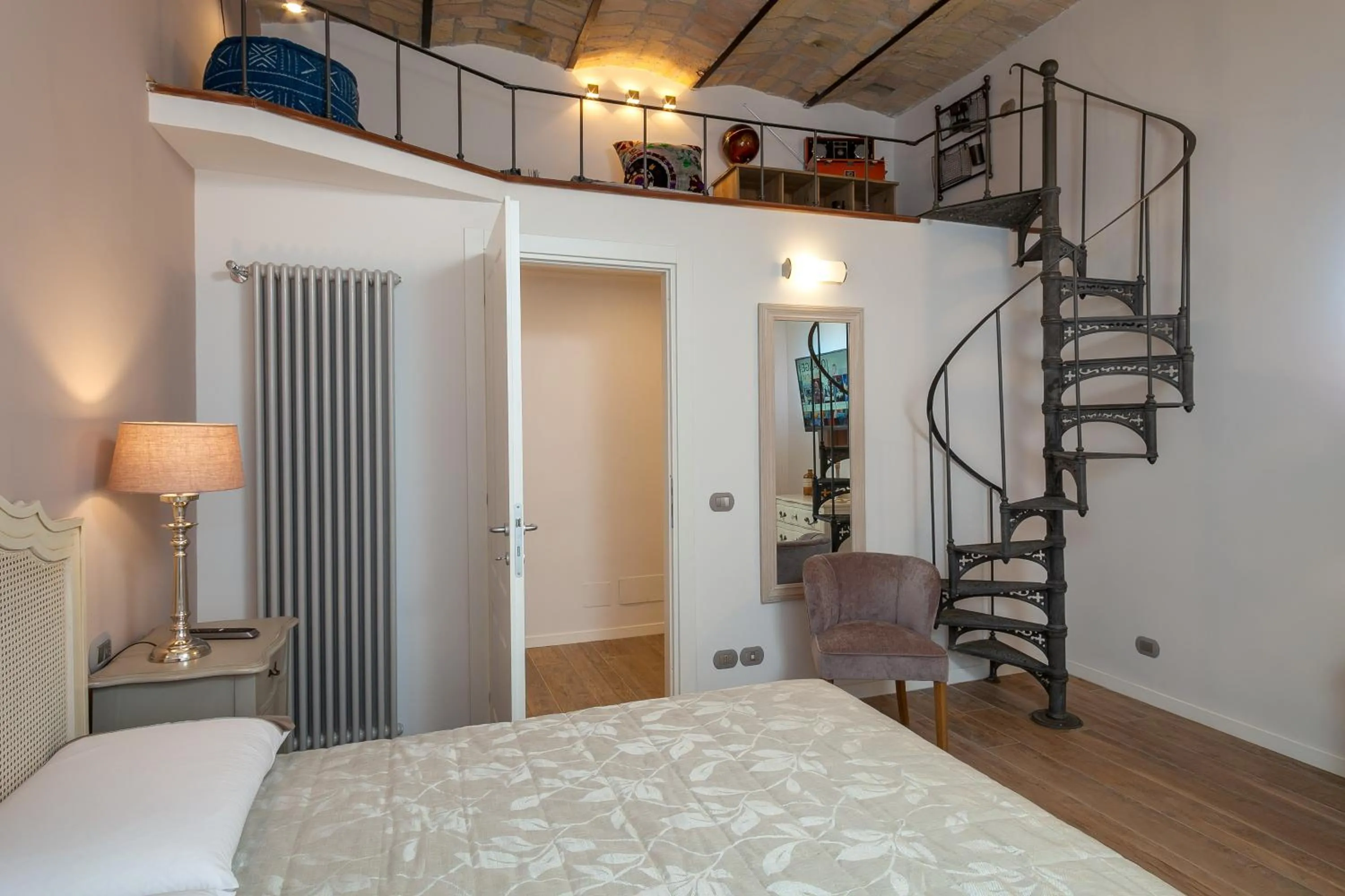 Photo of the whole room, Bed in One & Only Buonarroti Suite