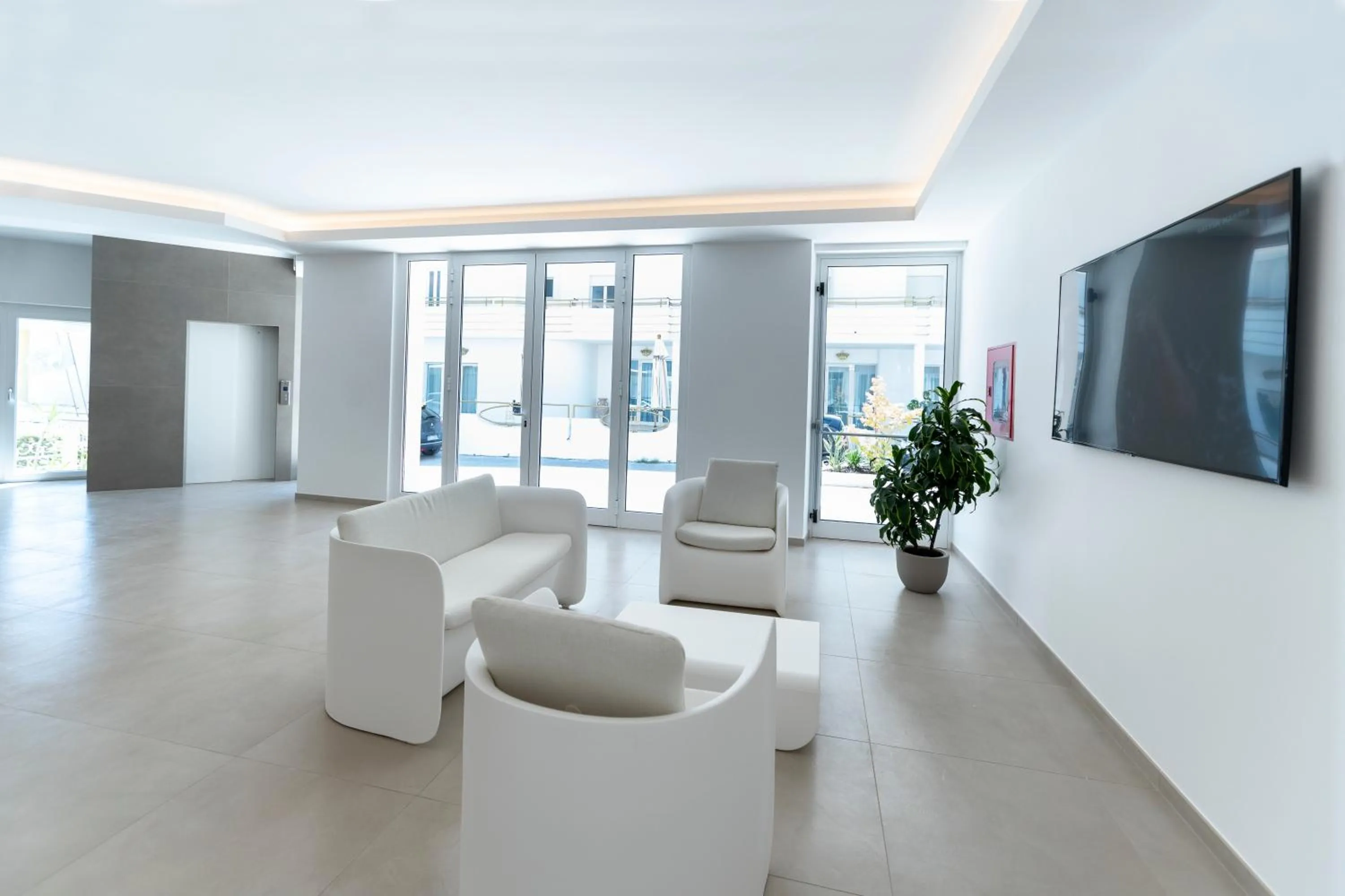 Communal lounge/ TV room in Vasto Aparthotel