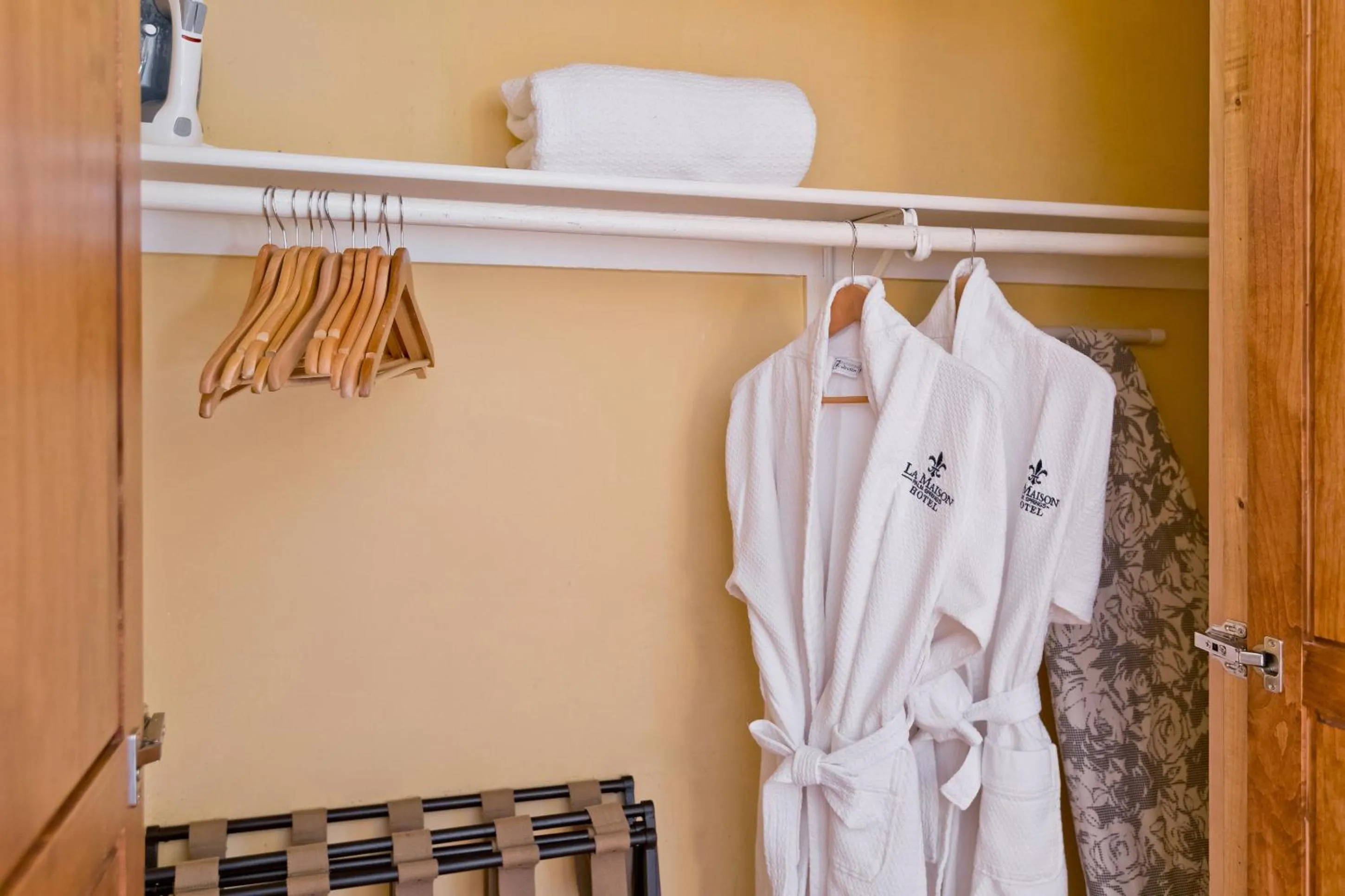 wardrobe in La Maison Hotel - Adults Only