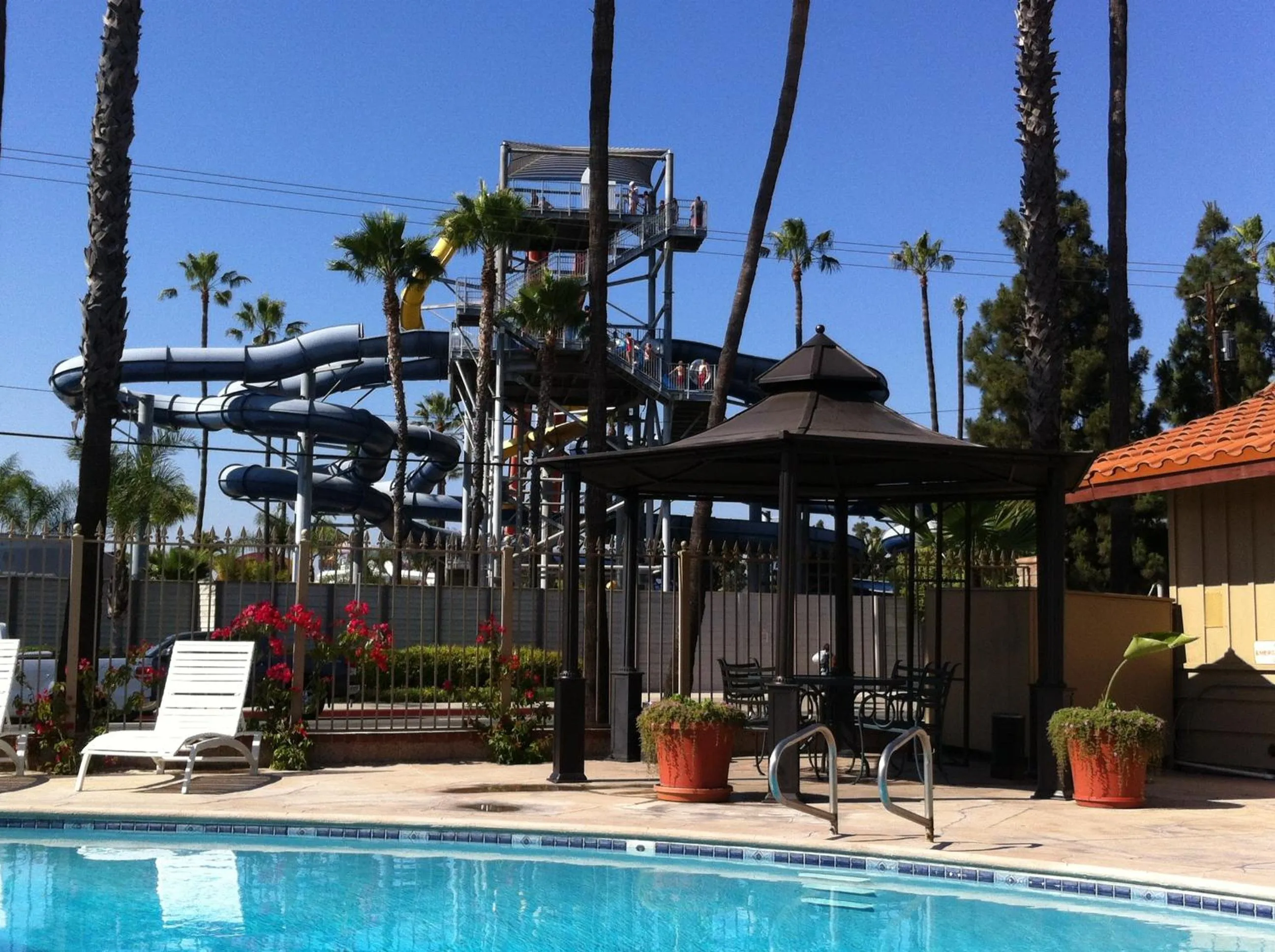 Swimming pool in Best Inn & Suites