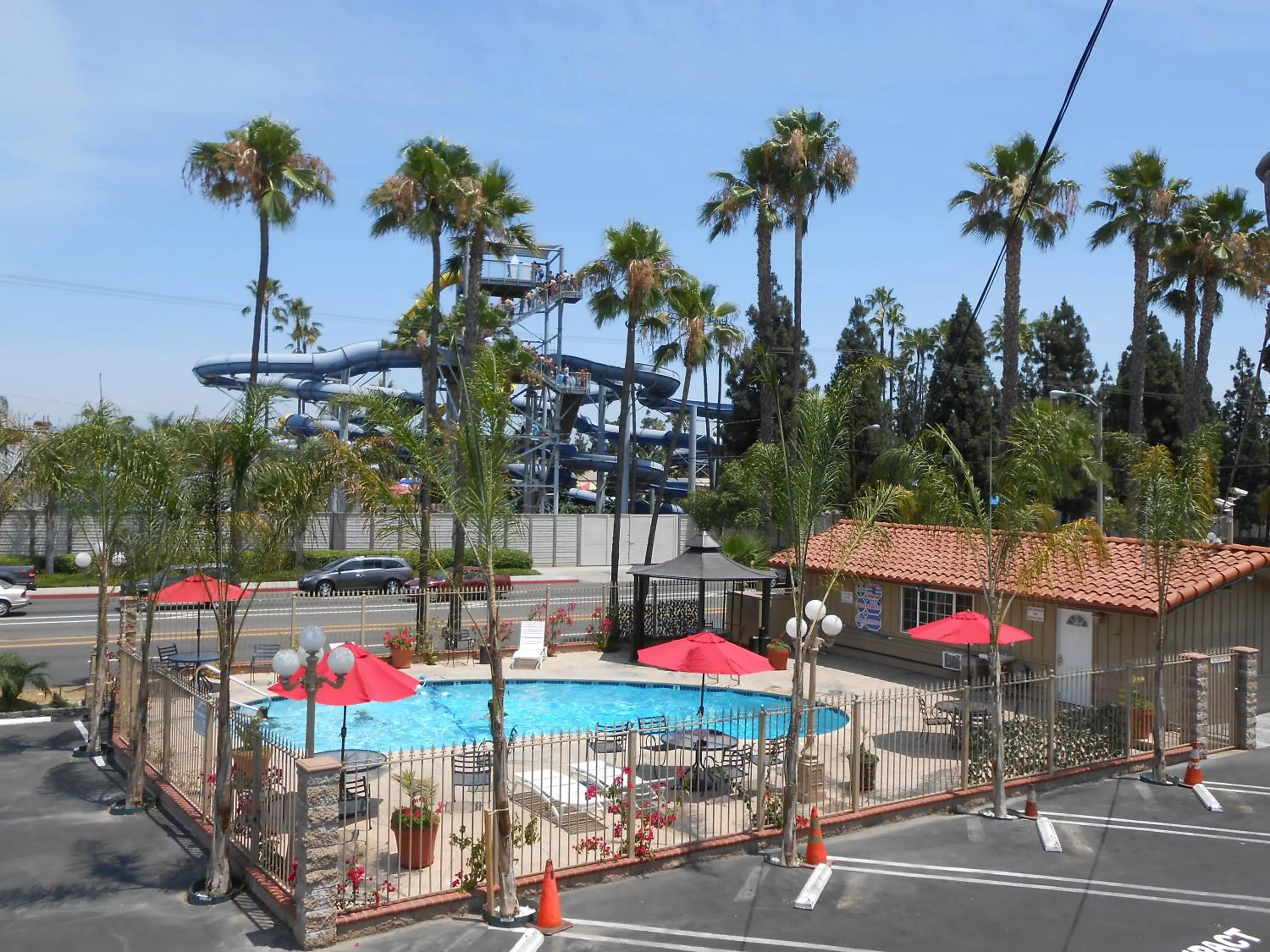 Swimming pool in Best Inn & Suites