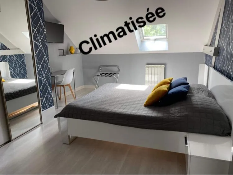 Photo of the whole room, Bed in AU FIL DES LACS