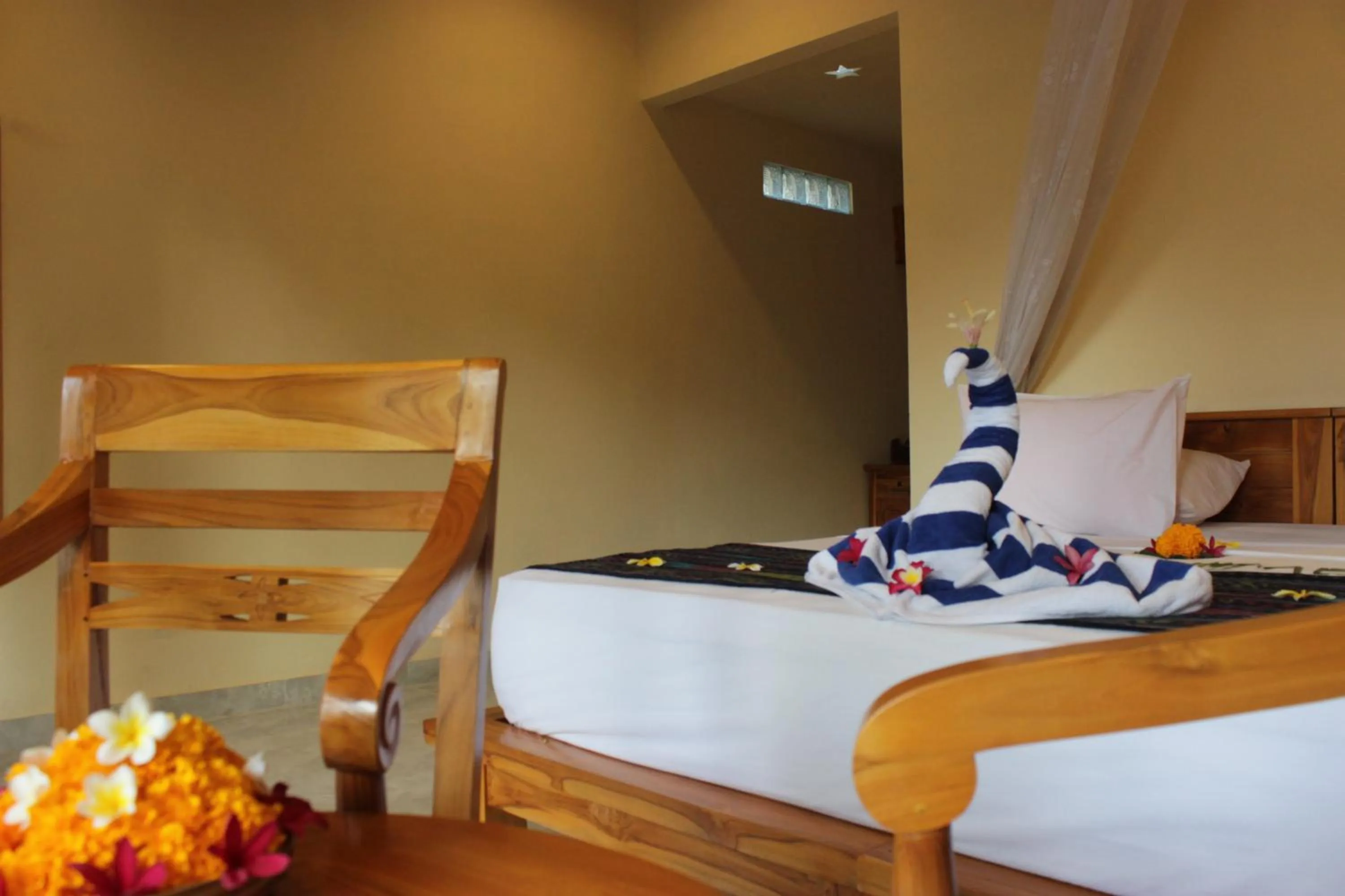 Photo of the whole room, Bed in Kubu Padi Wooden House