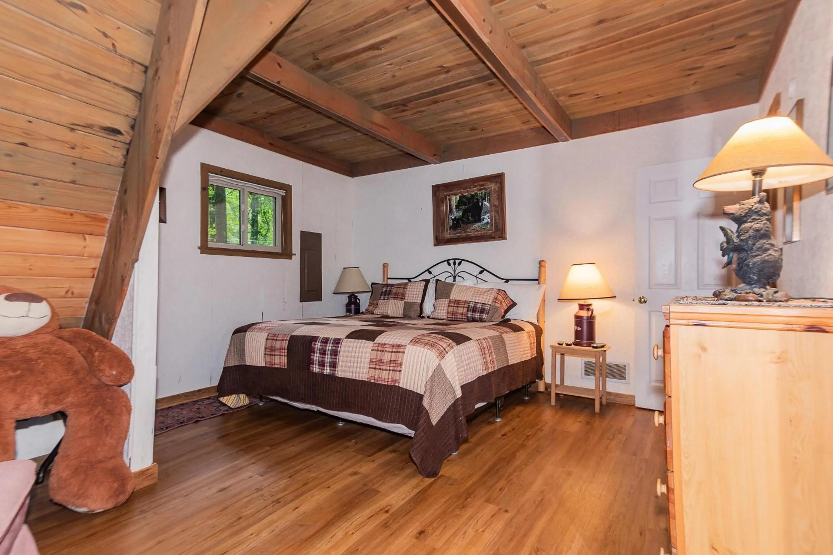 Bed in Smoky Bear Hideaway