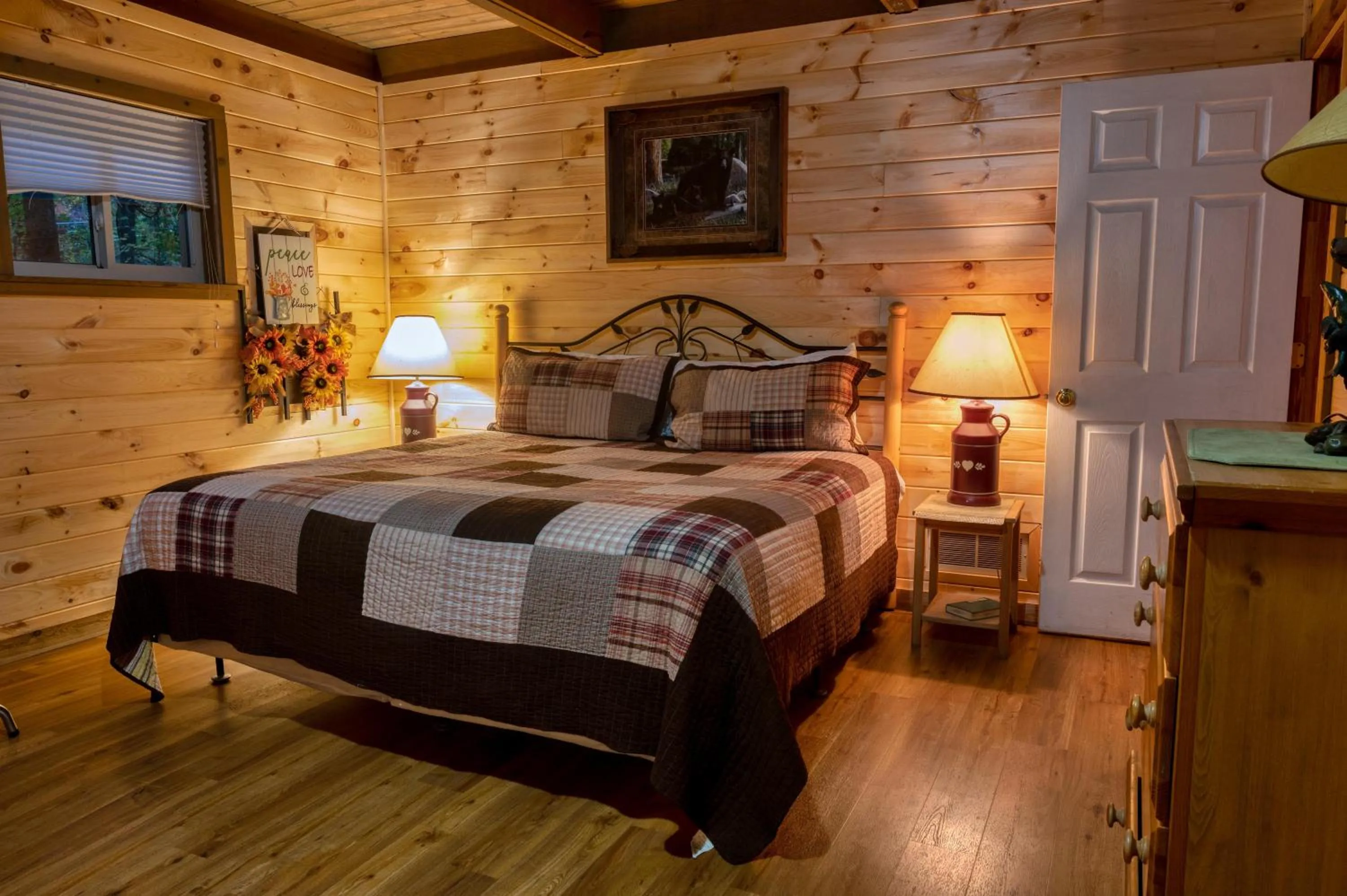 Bed in Smoky Bear Hideaway