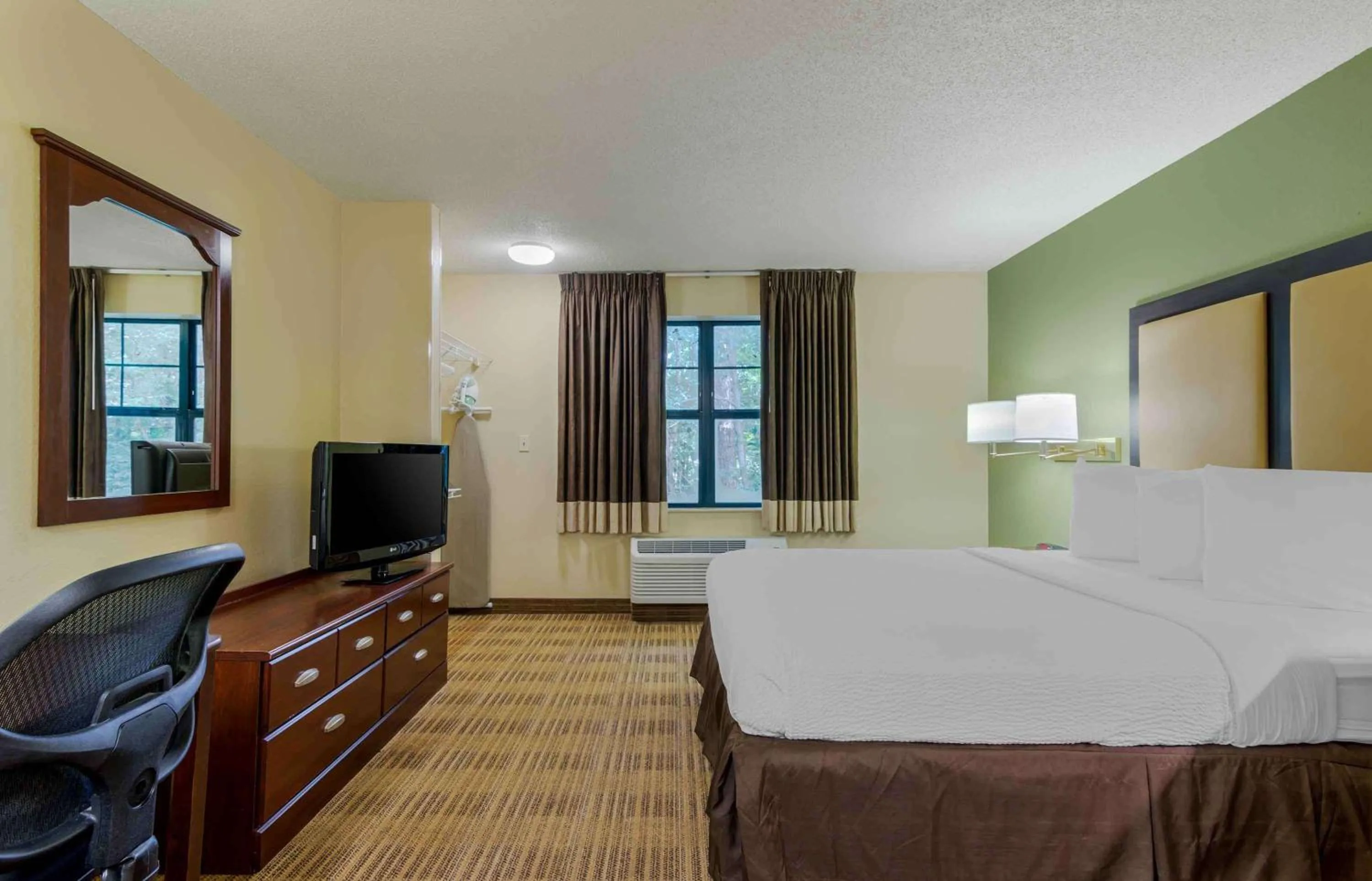 Bedroom, Bed in Extended Stay America Select Suites - Atlanta - Alpharetta - Rock Mill Rd