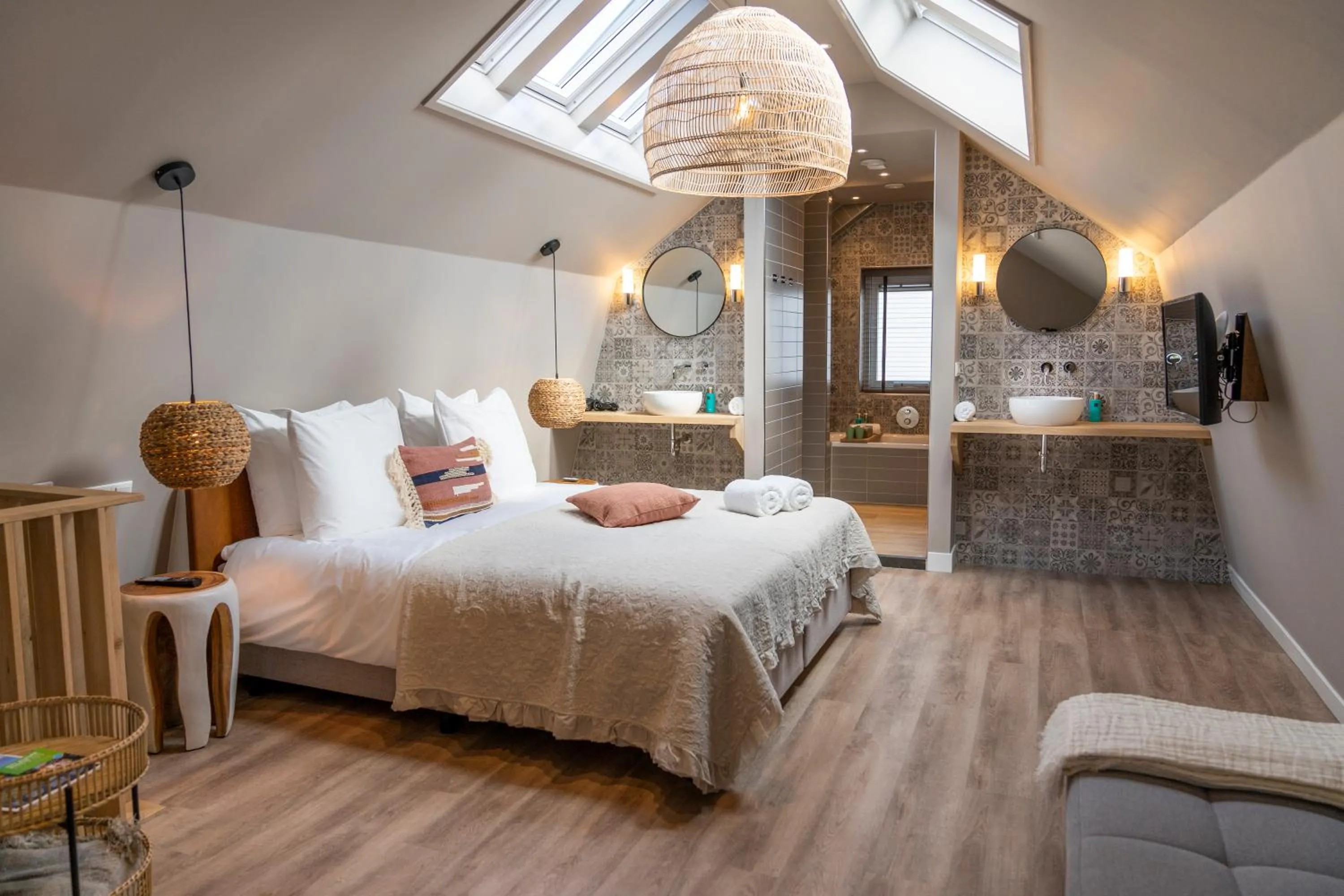 Bathroom, Bed in Just Texel Suites & Apartments