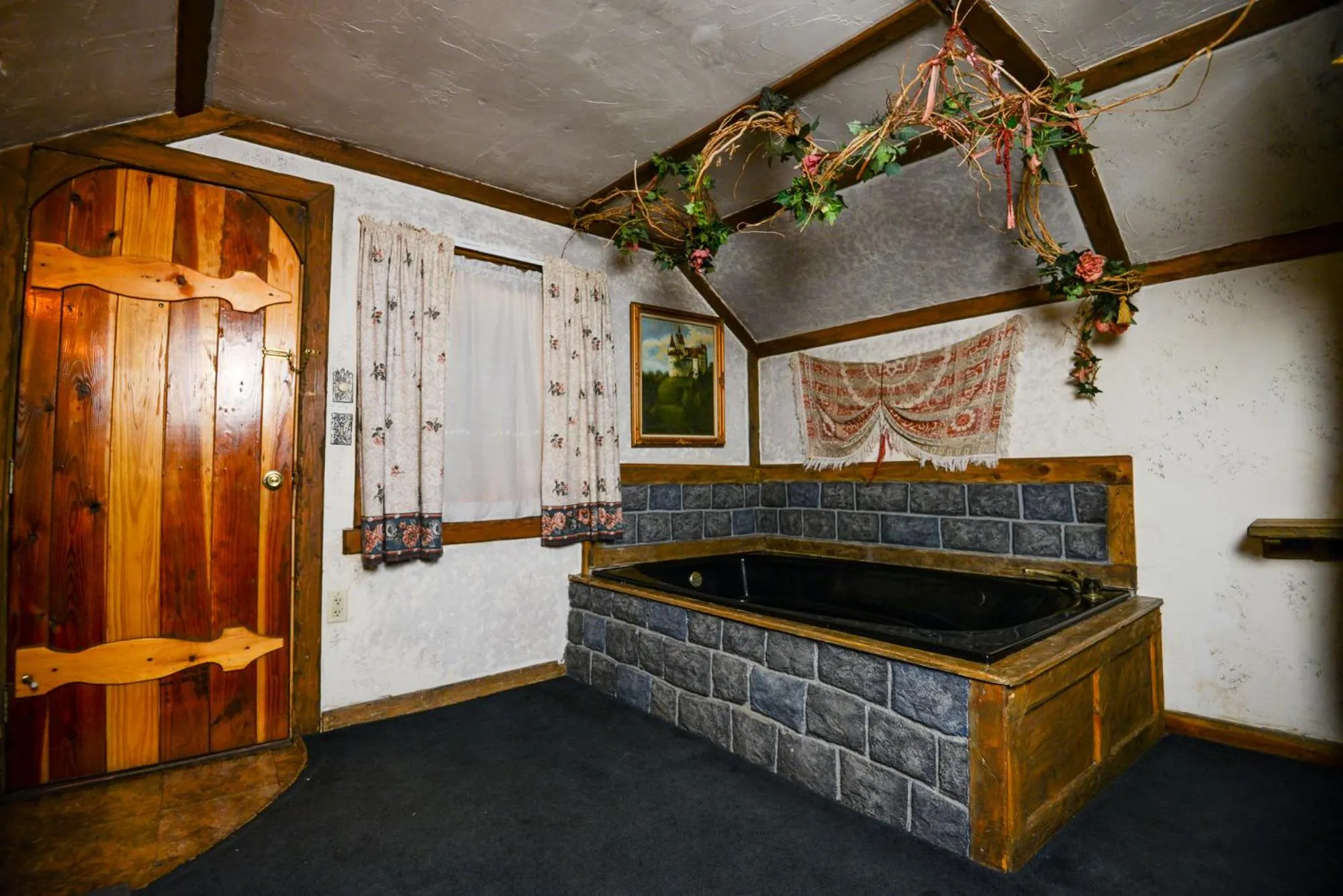 Hot Tub in Castle Wood Theme Cottages- COUPLES ONLY