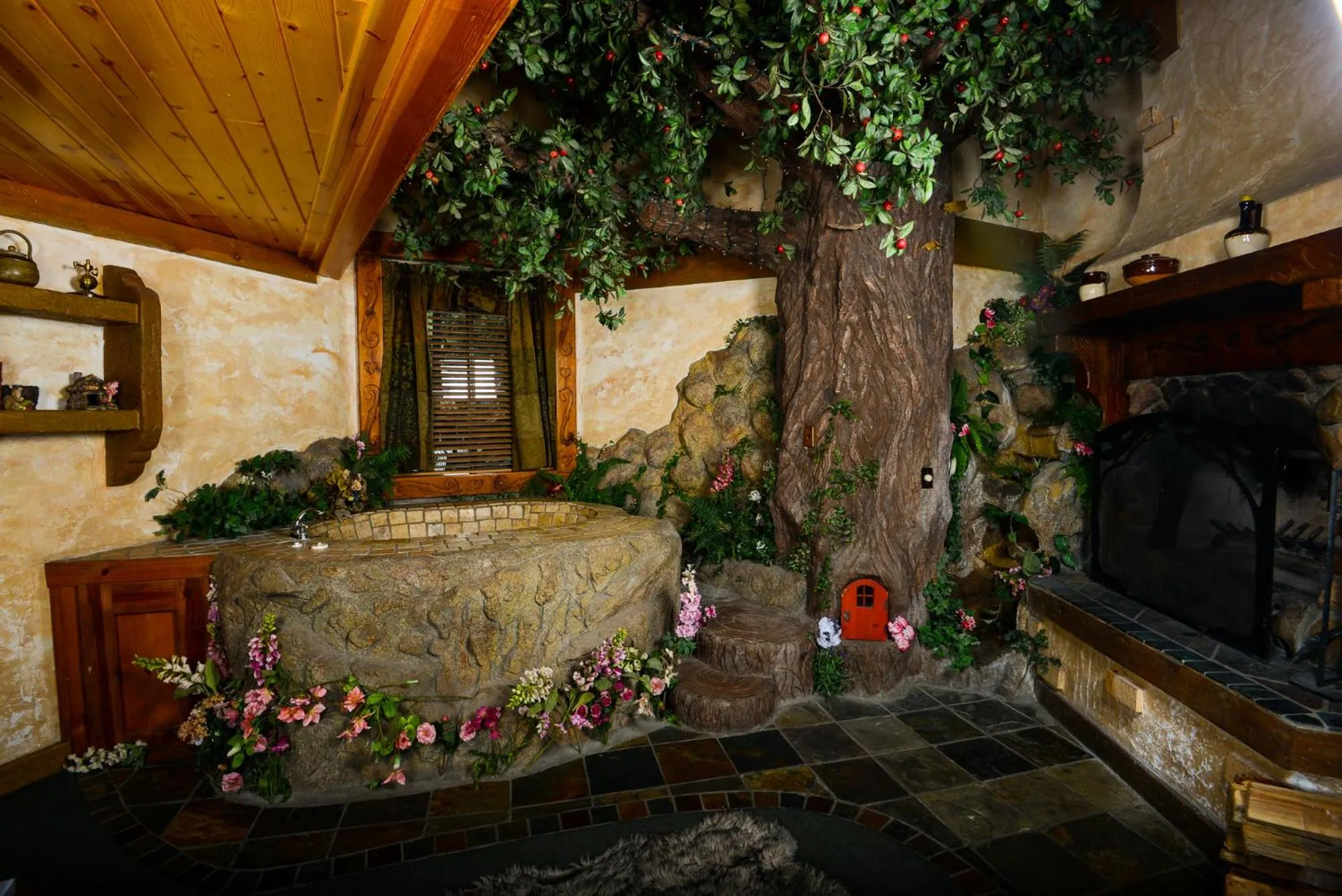 Hot Tub in Castle Wood Theme Cottages- COUPLES ONLY