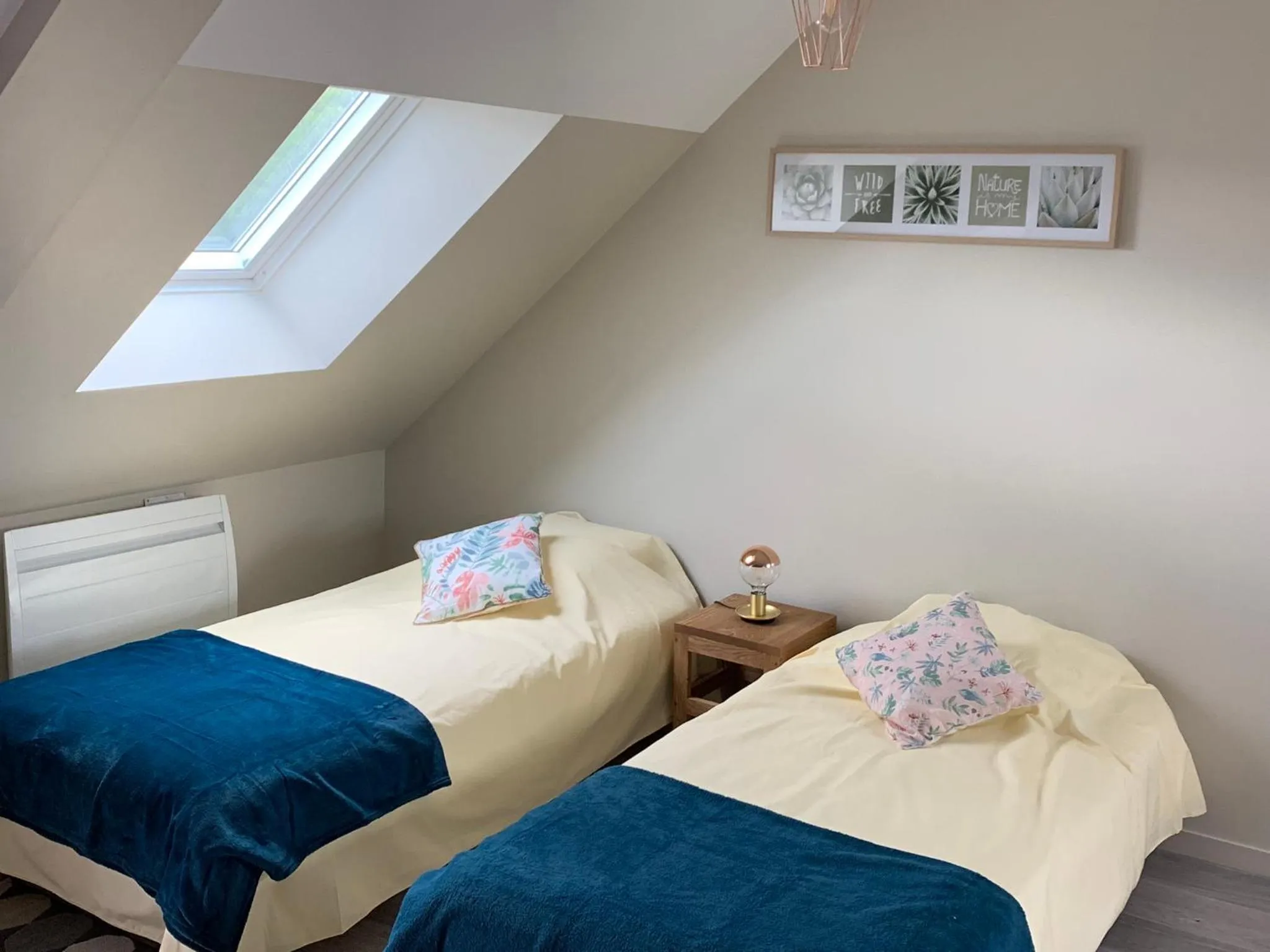 Photo of the whole room, Bed in La maison des Légendes