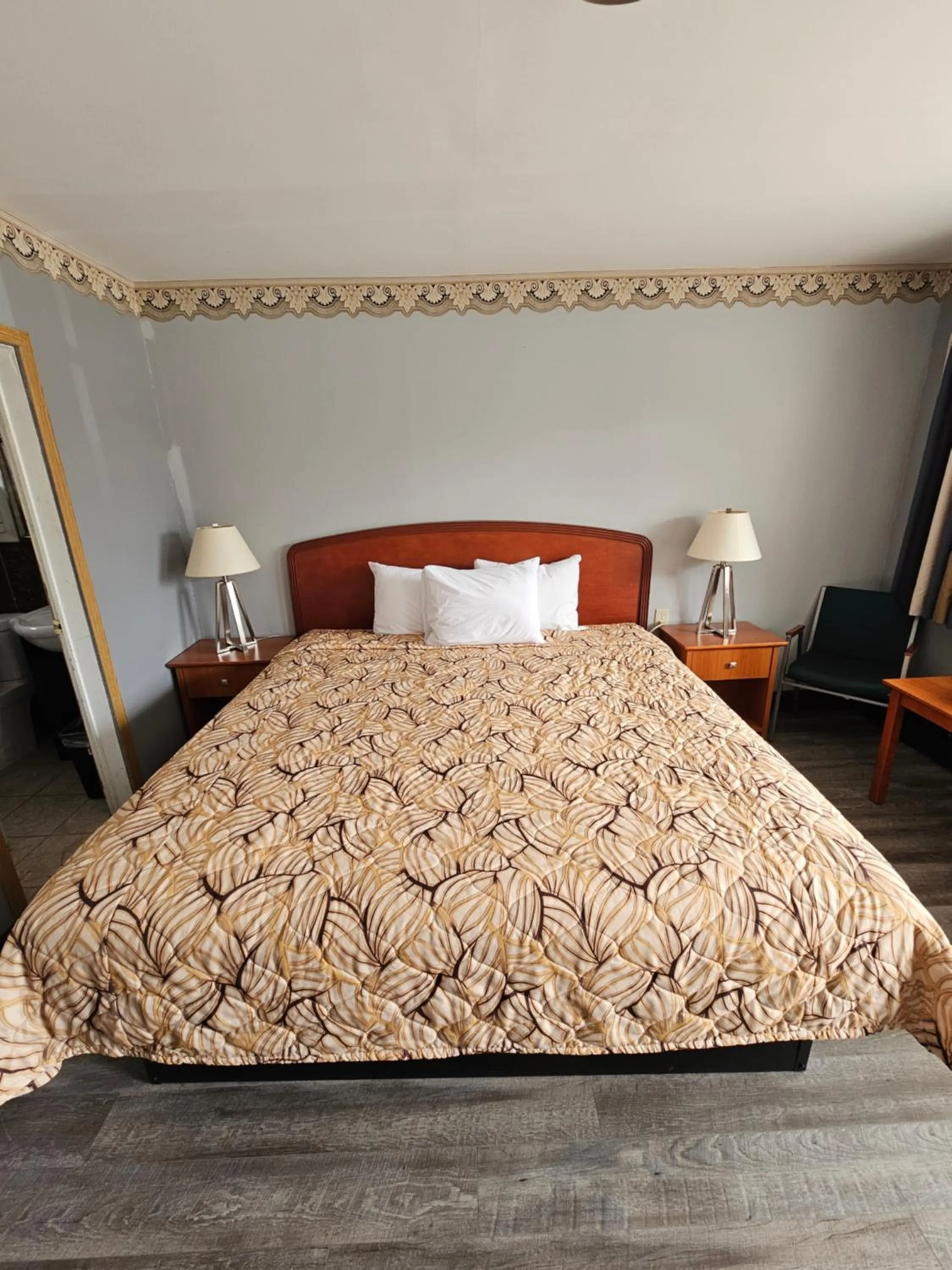 Bed in Forest Plaza Motel