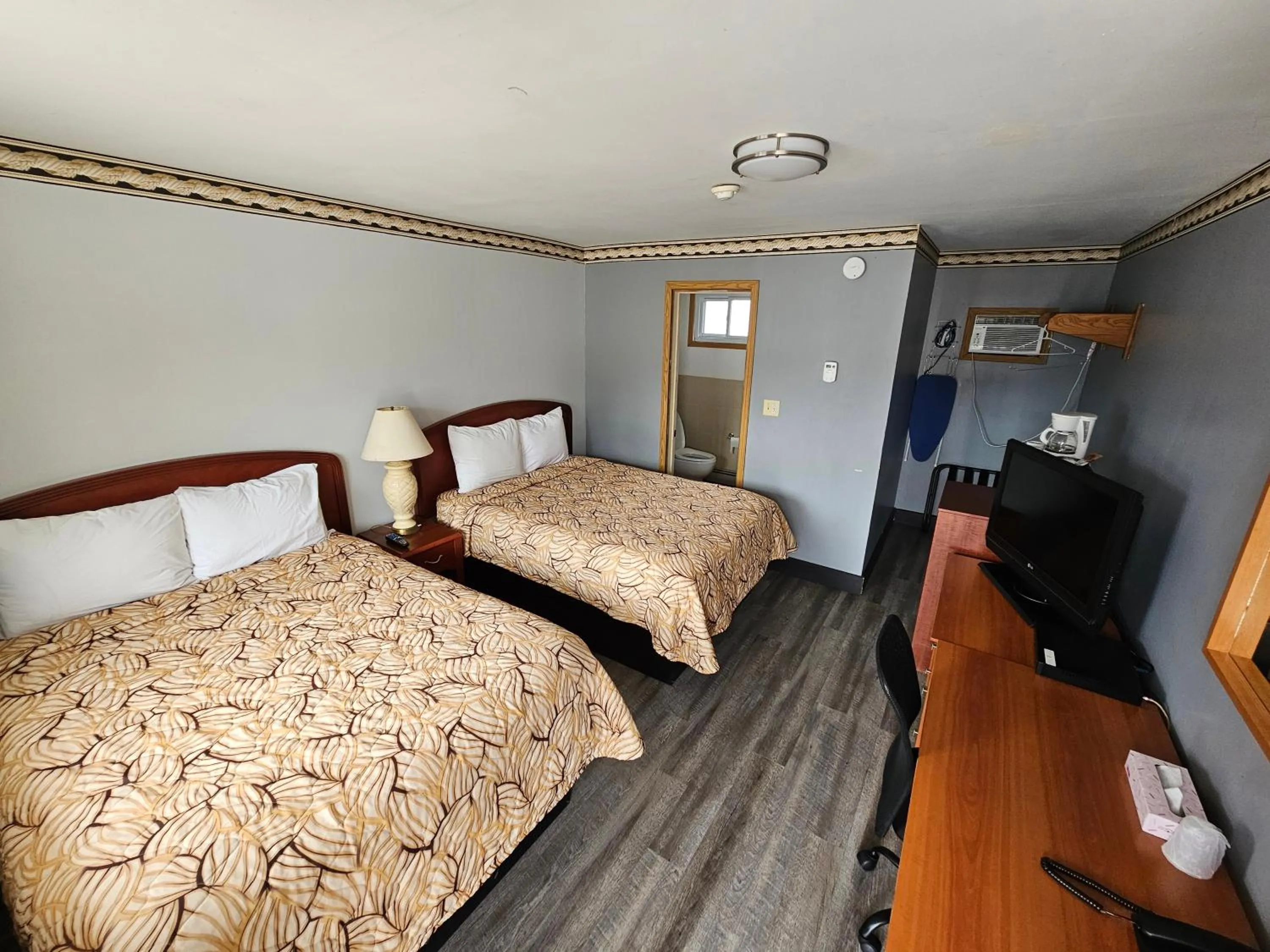 Photo of the whole room, Bed in Forest Plaza Motel