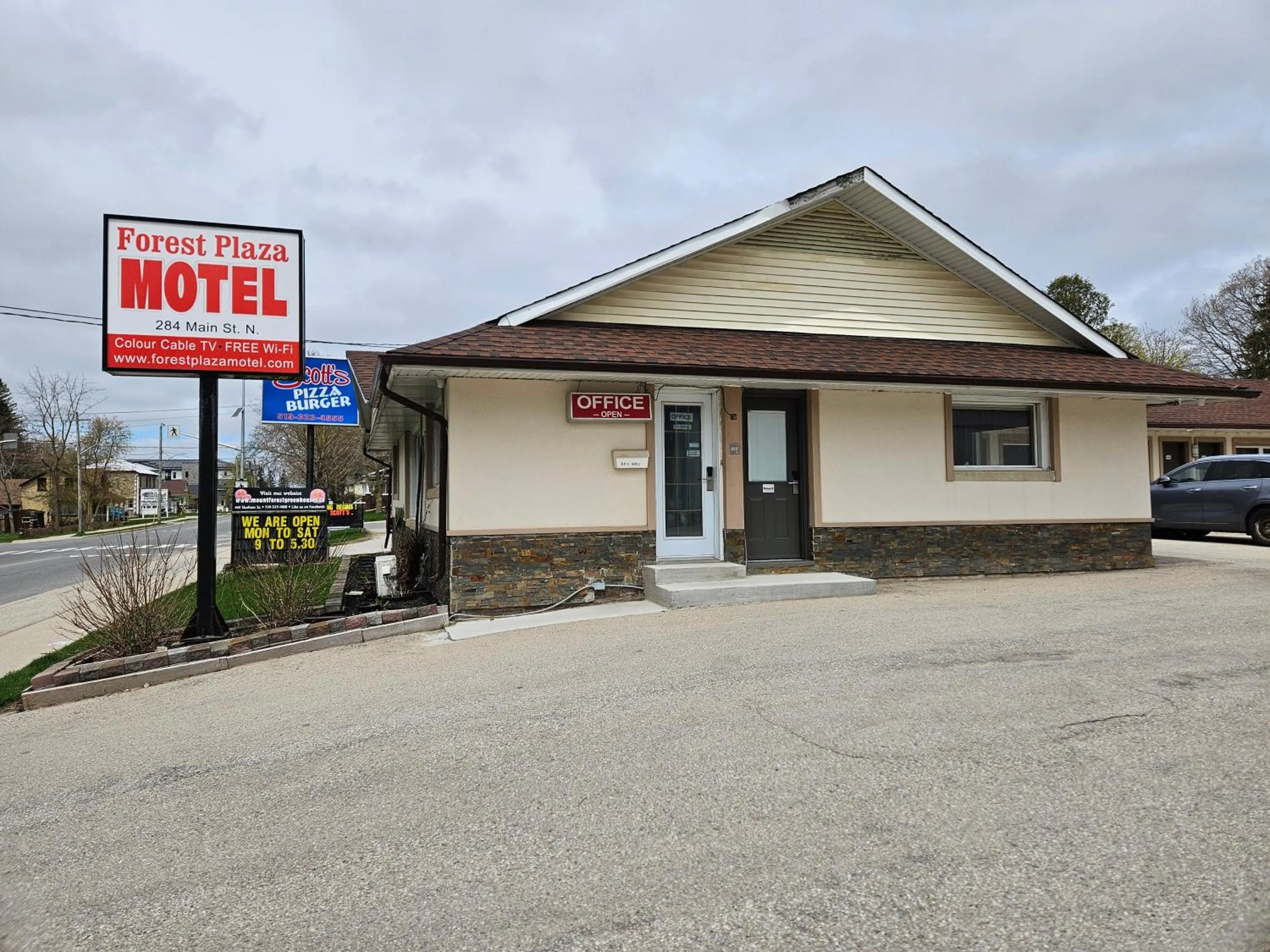 Property building in Forest Plaza Motel