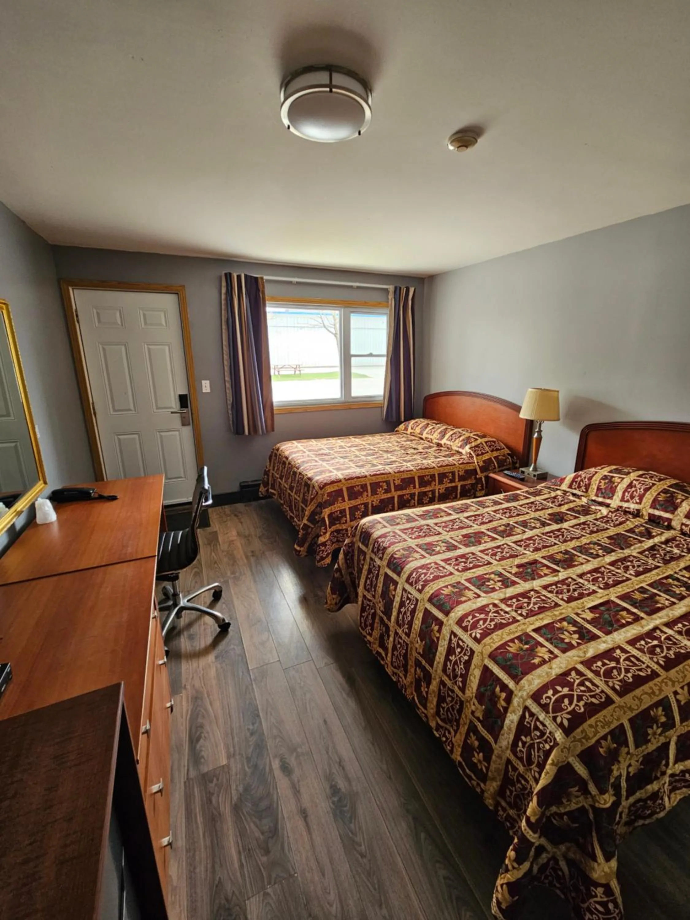 Photo of the whole room, Bed in Forest Plaza Motel
