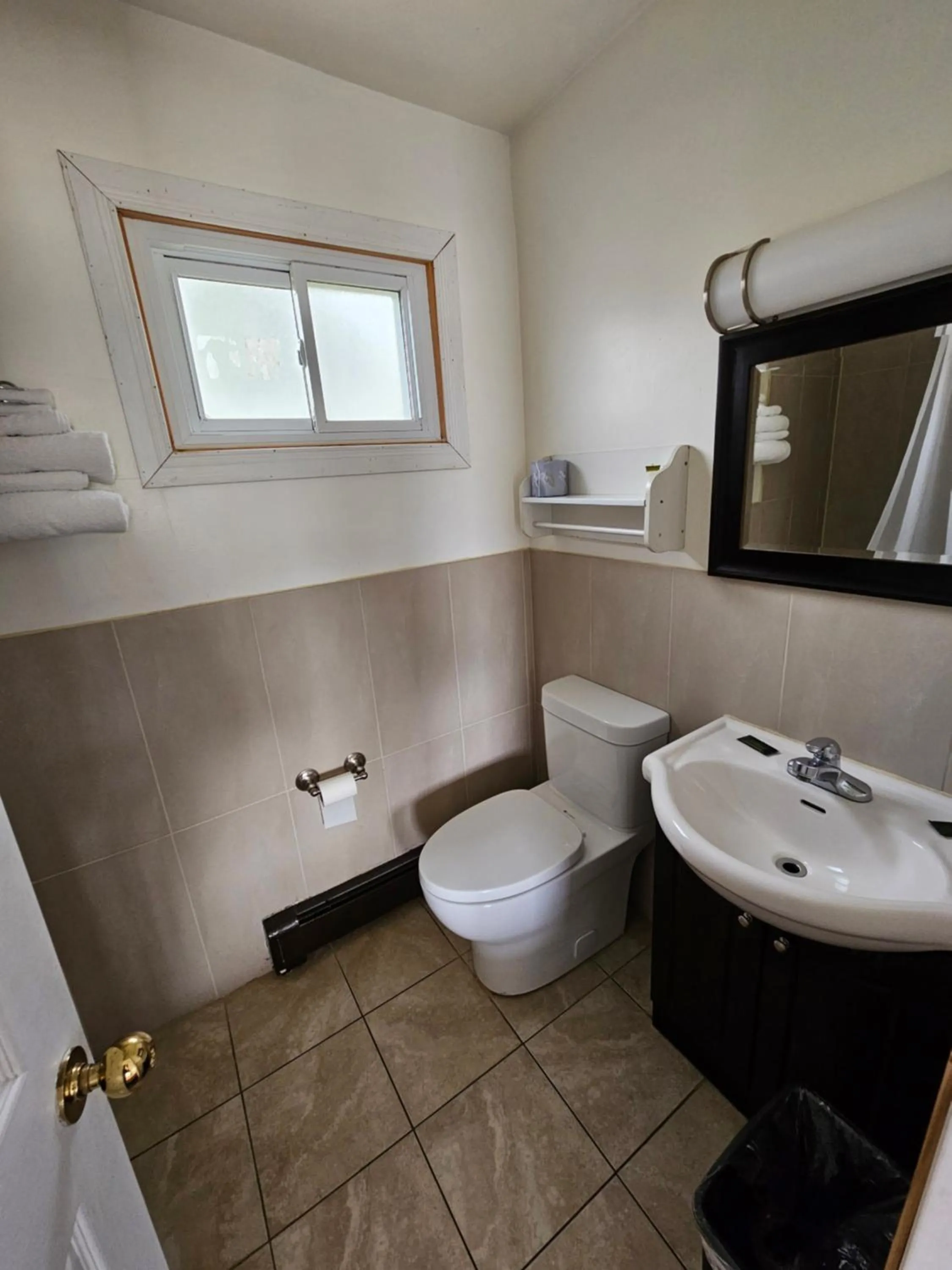 Bathroom in Forest Plaza Motel