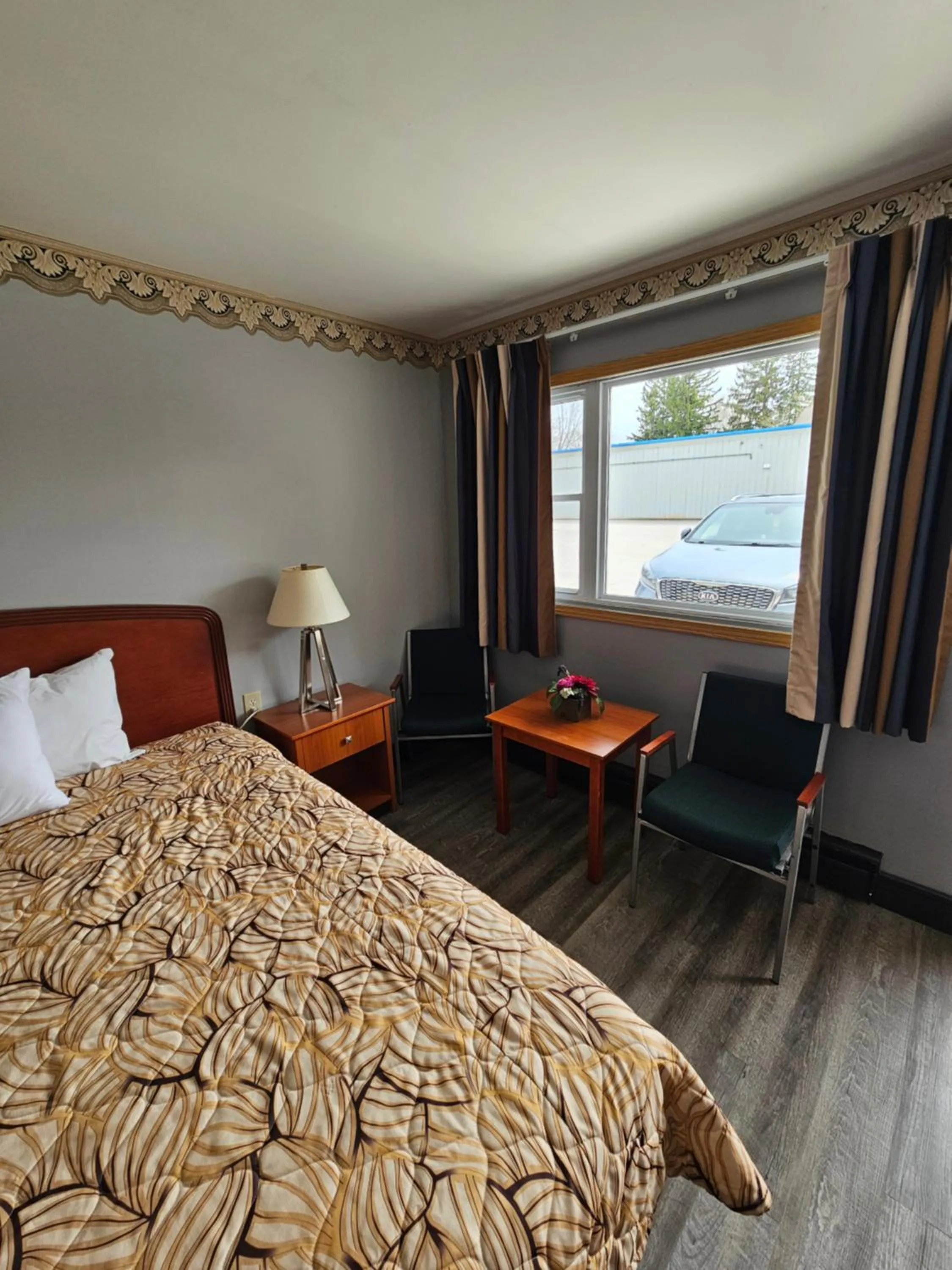 Bedroom, Bed in Forest Plaza Motel