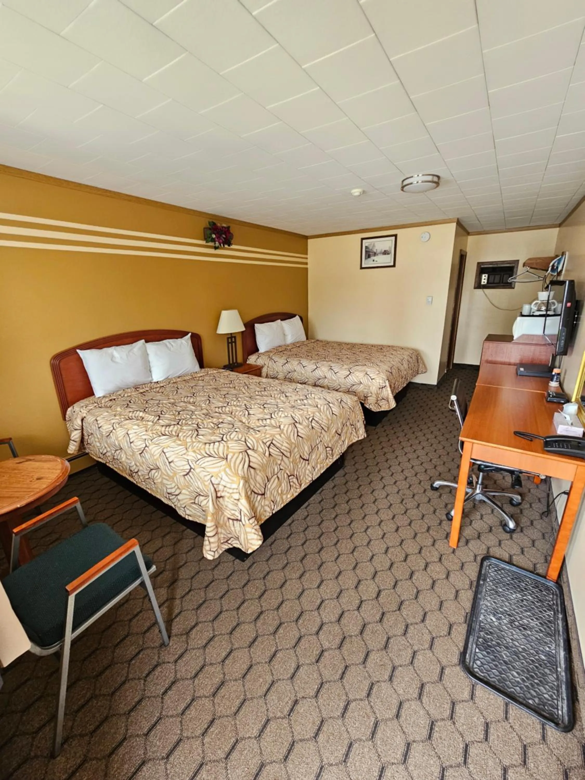 Photo of the whole room, Bed in Forest Plaza Motel