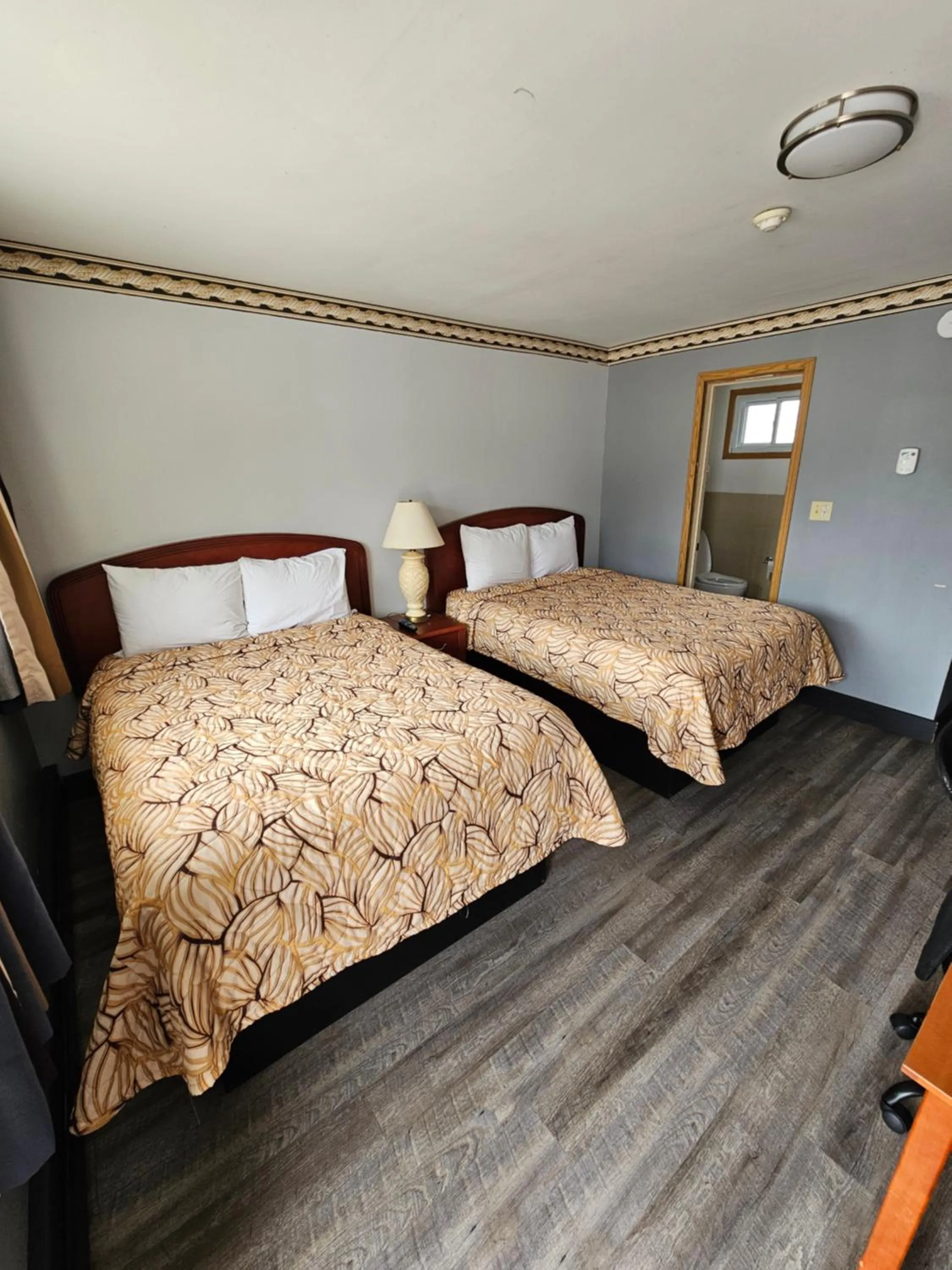 Bedroom, Bed in Forest Plaza Motel