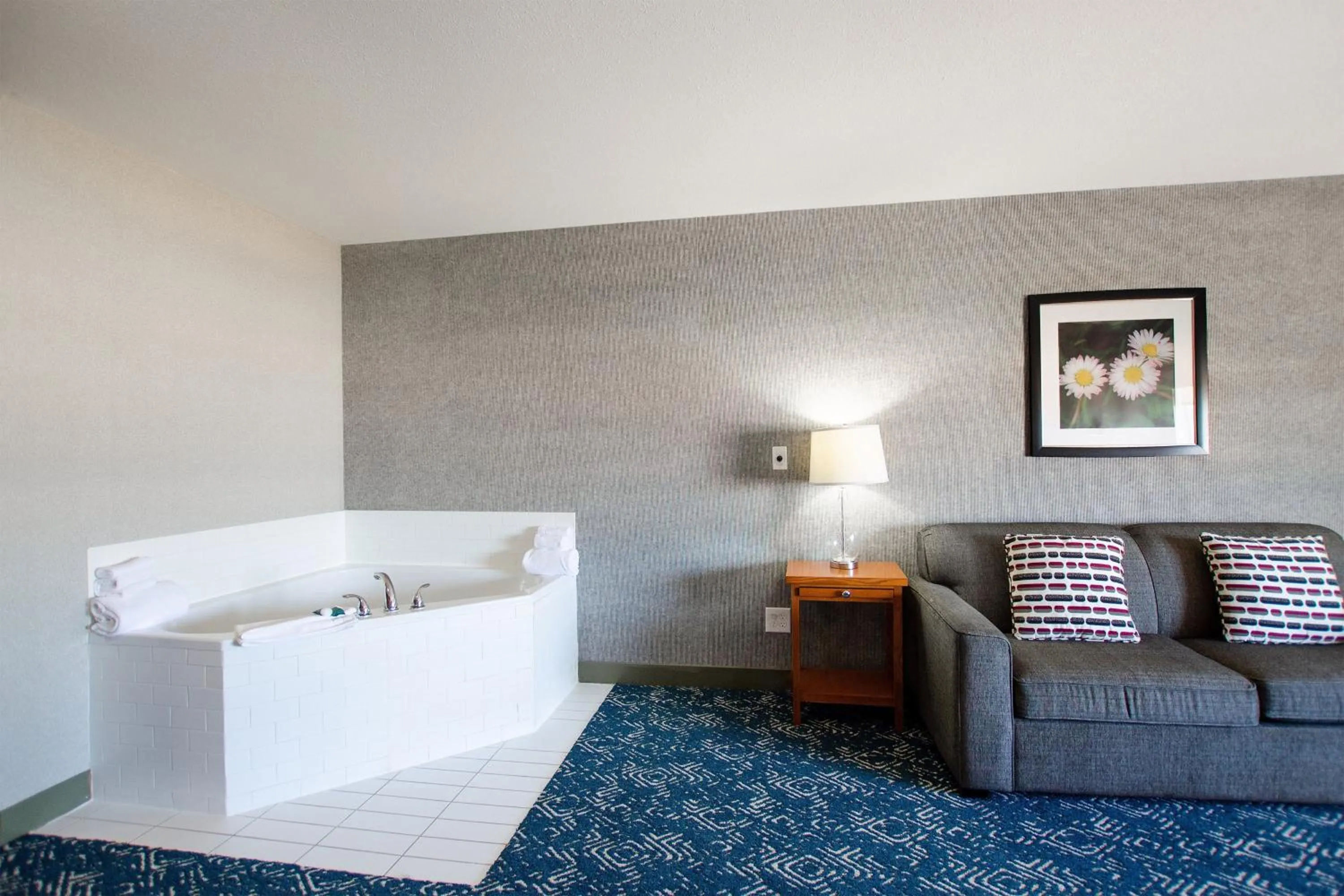 Swimming pool, Bed in Four Points by Sheraton Saskatoon