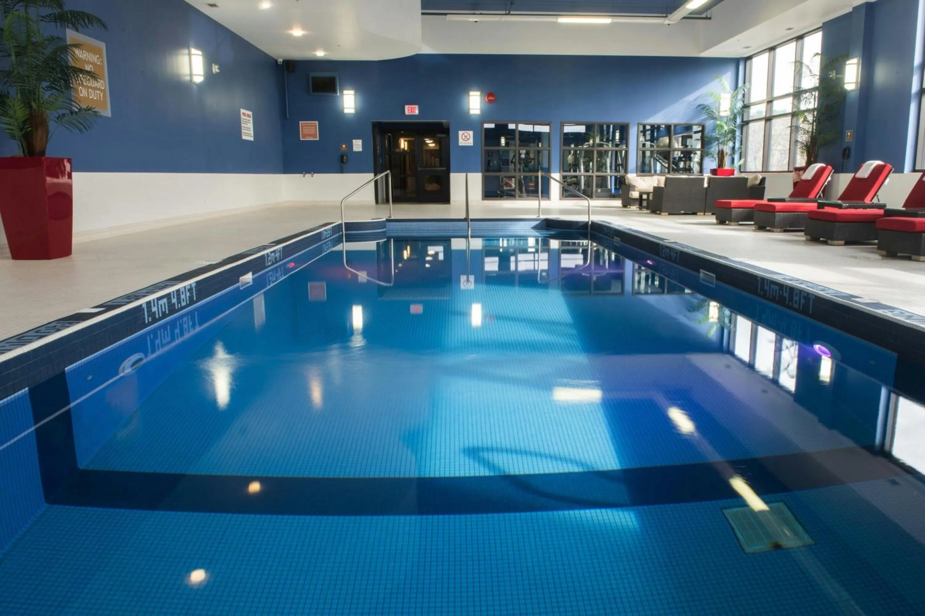 Swimming pool in Four Points by Sheraton Winnipeg South