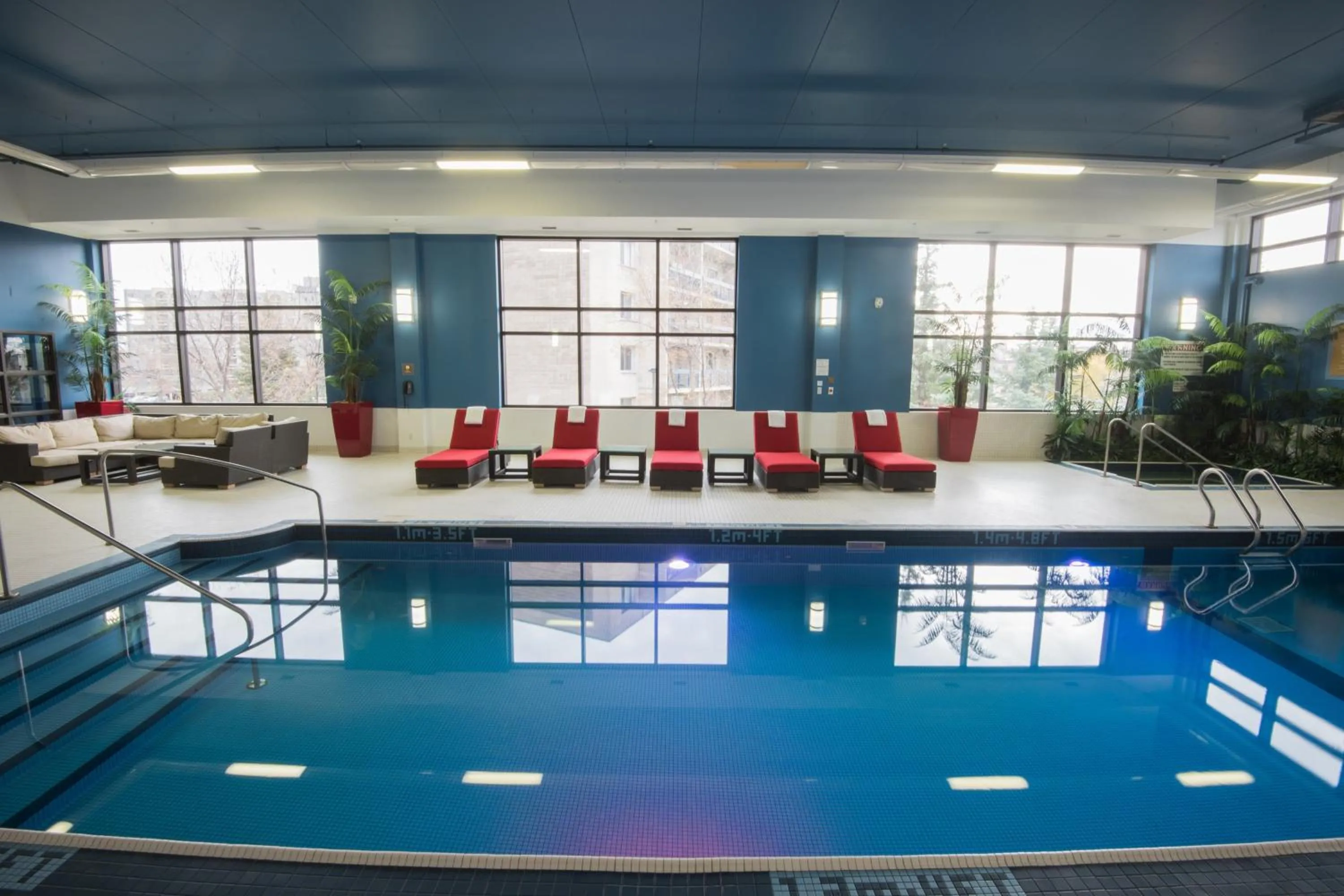 Swimming pool in Four Points by Sheraton Winnipeg South