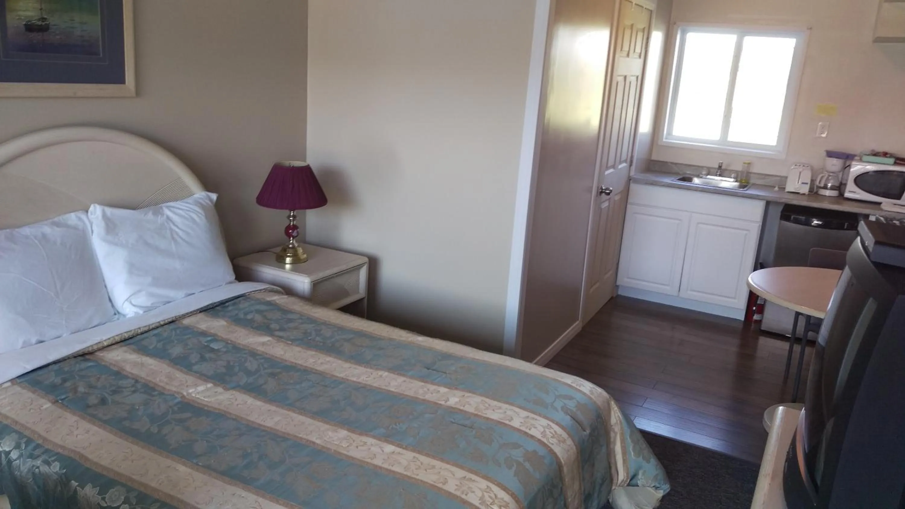 Photo of the whole room, Bed in Bay Lake Inn - Frontiersman Motel