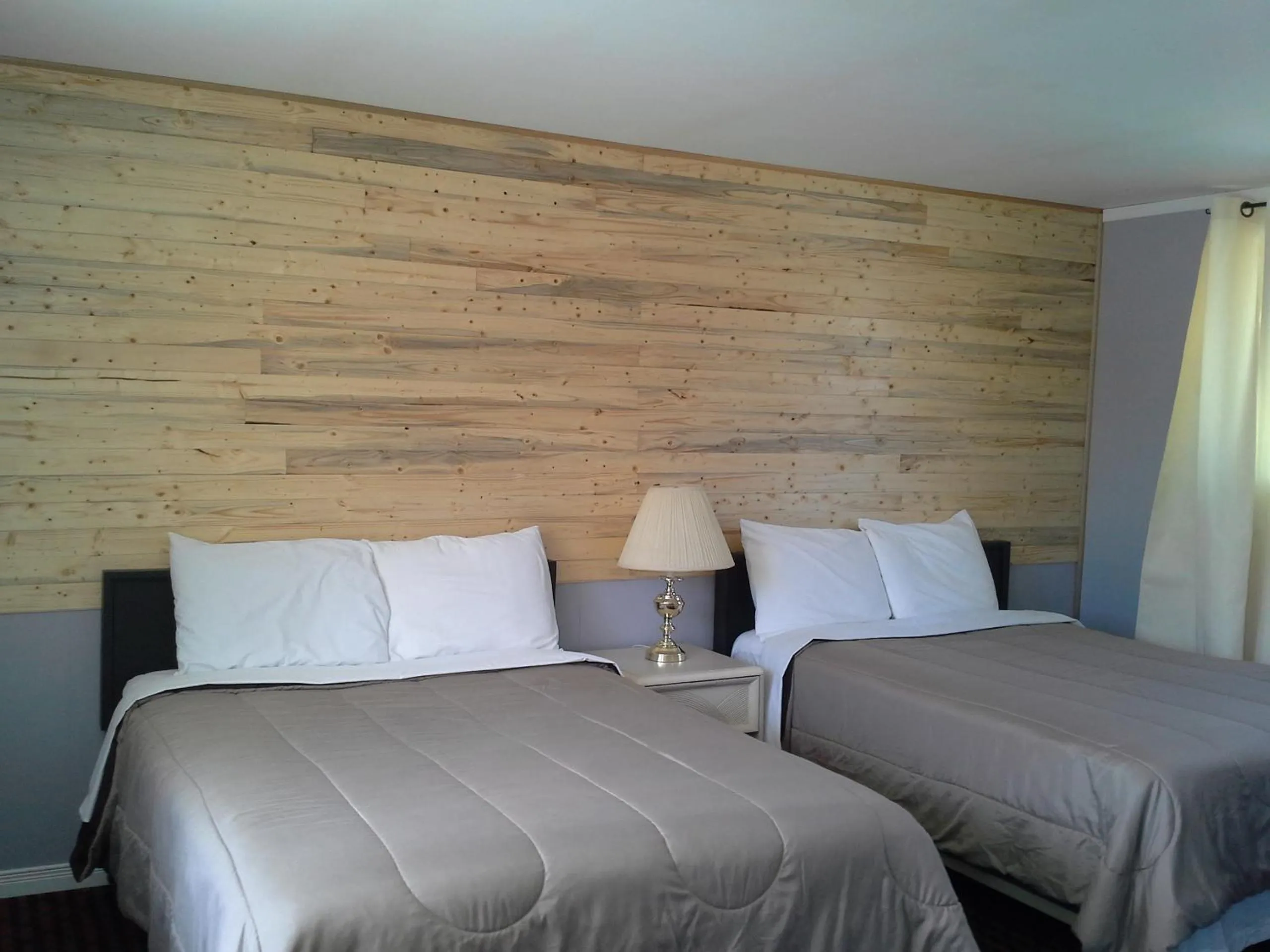 Bedroom, Bed in Bay Lake Inn - Frontiersman Motel