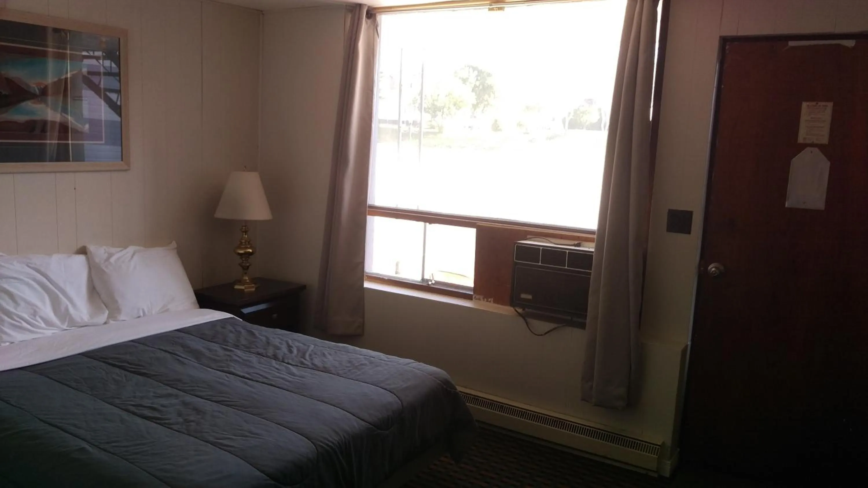 Bed in Bay Lake Inn - Frontiersman Motel