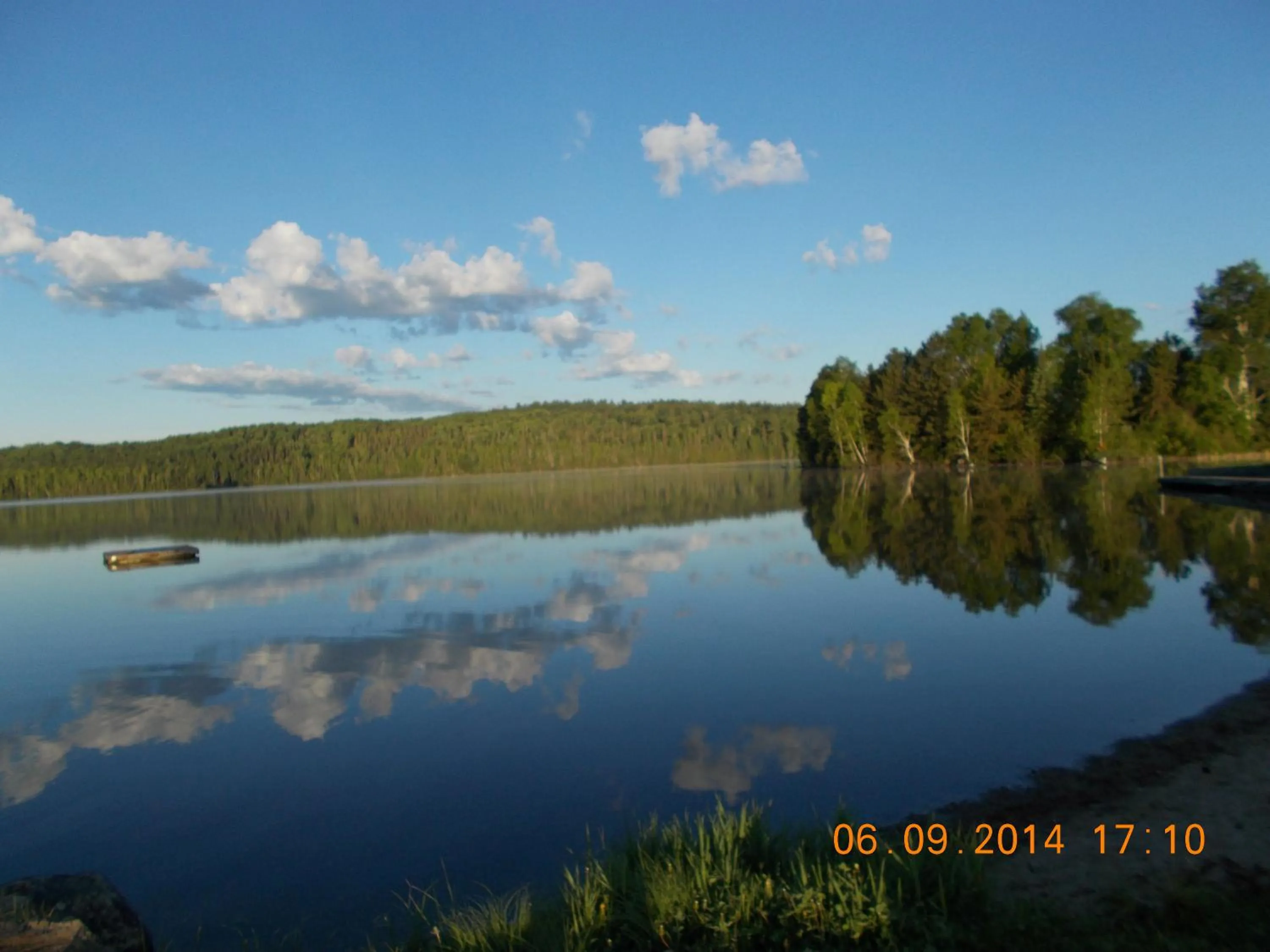 Beach in Bay Lake Inn - Frontiersman Motel
