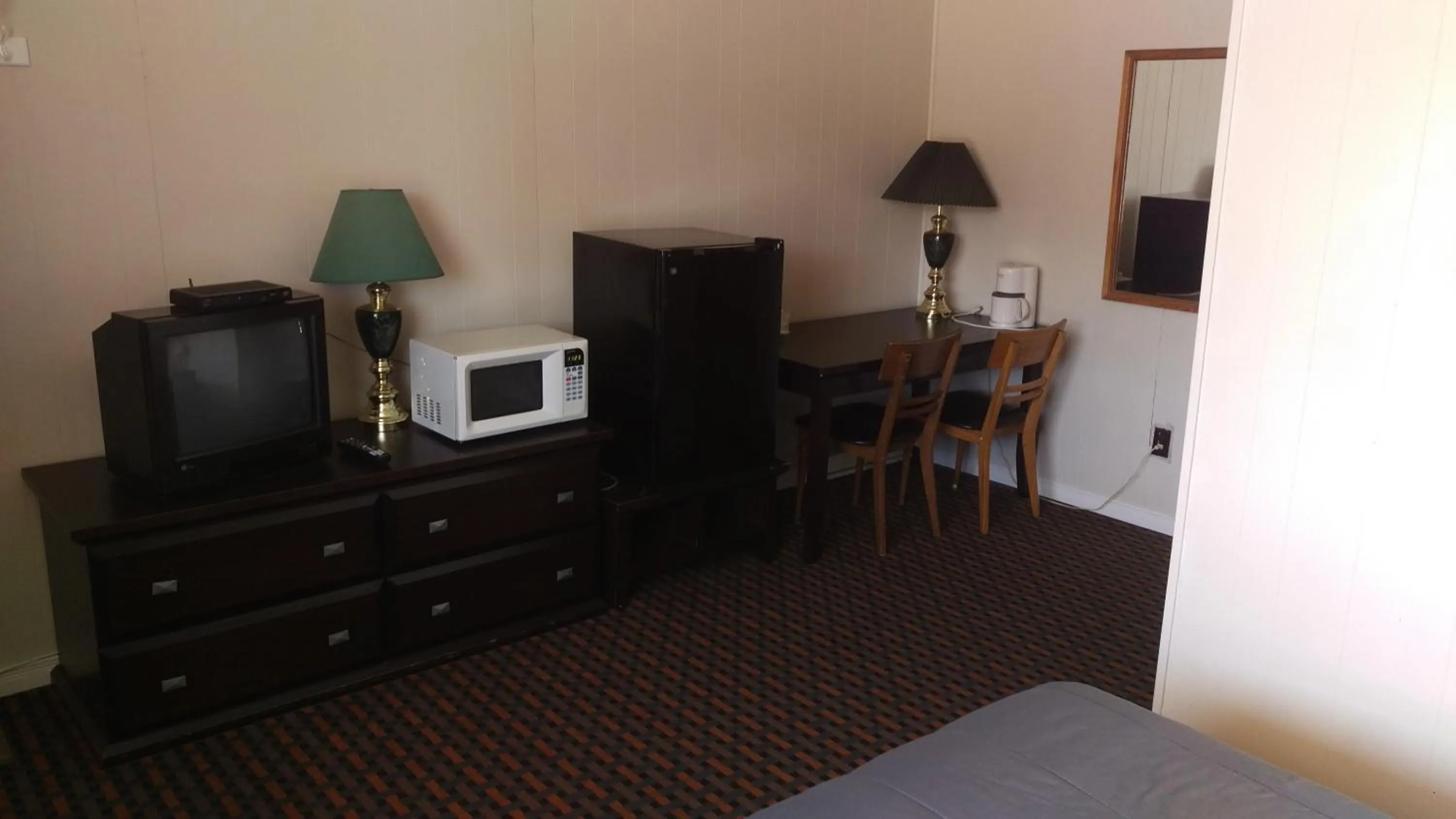 Bay Lake Inn - Frontiersman Motel