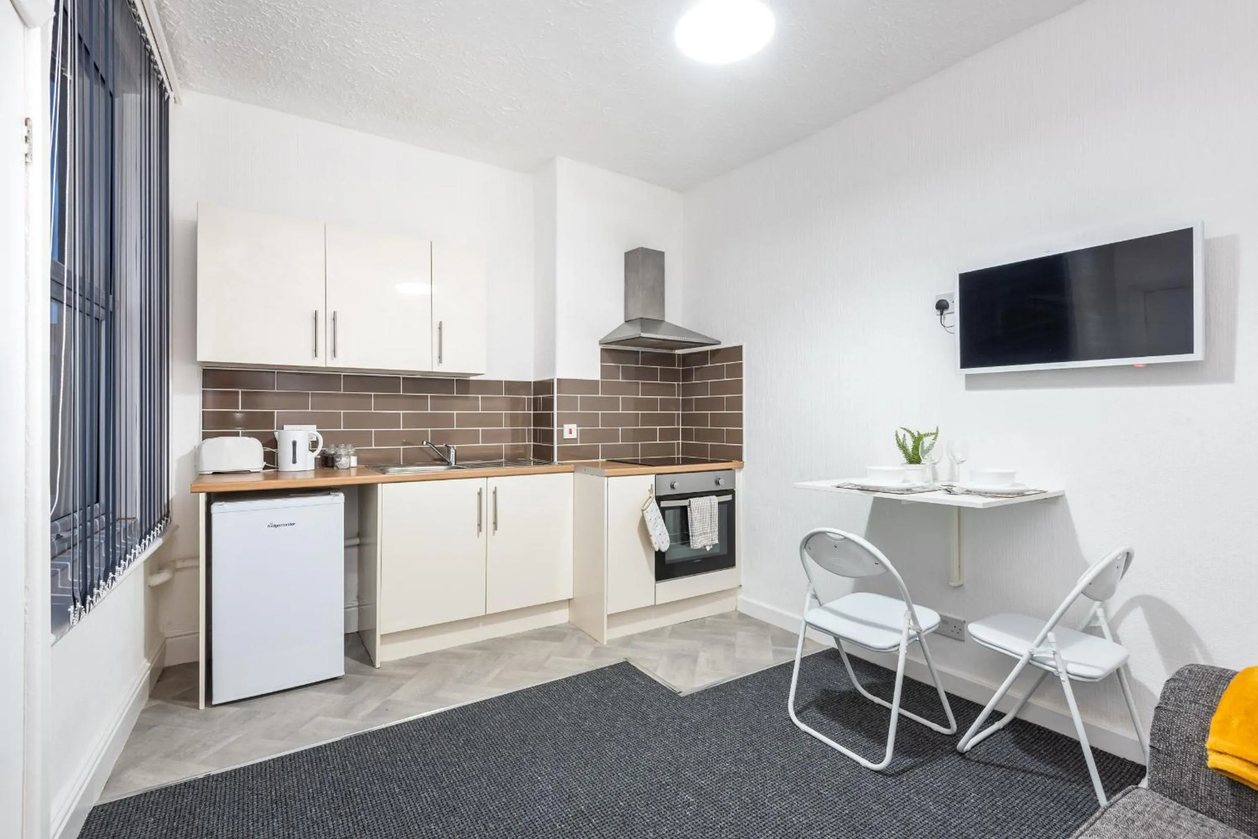 Kitchen or kitchenette in Velvet Coaster Apartments