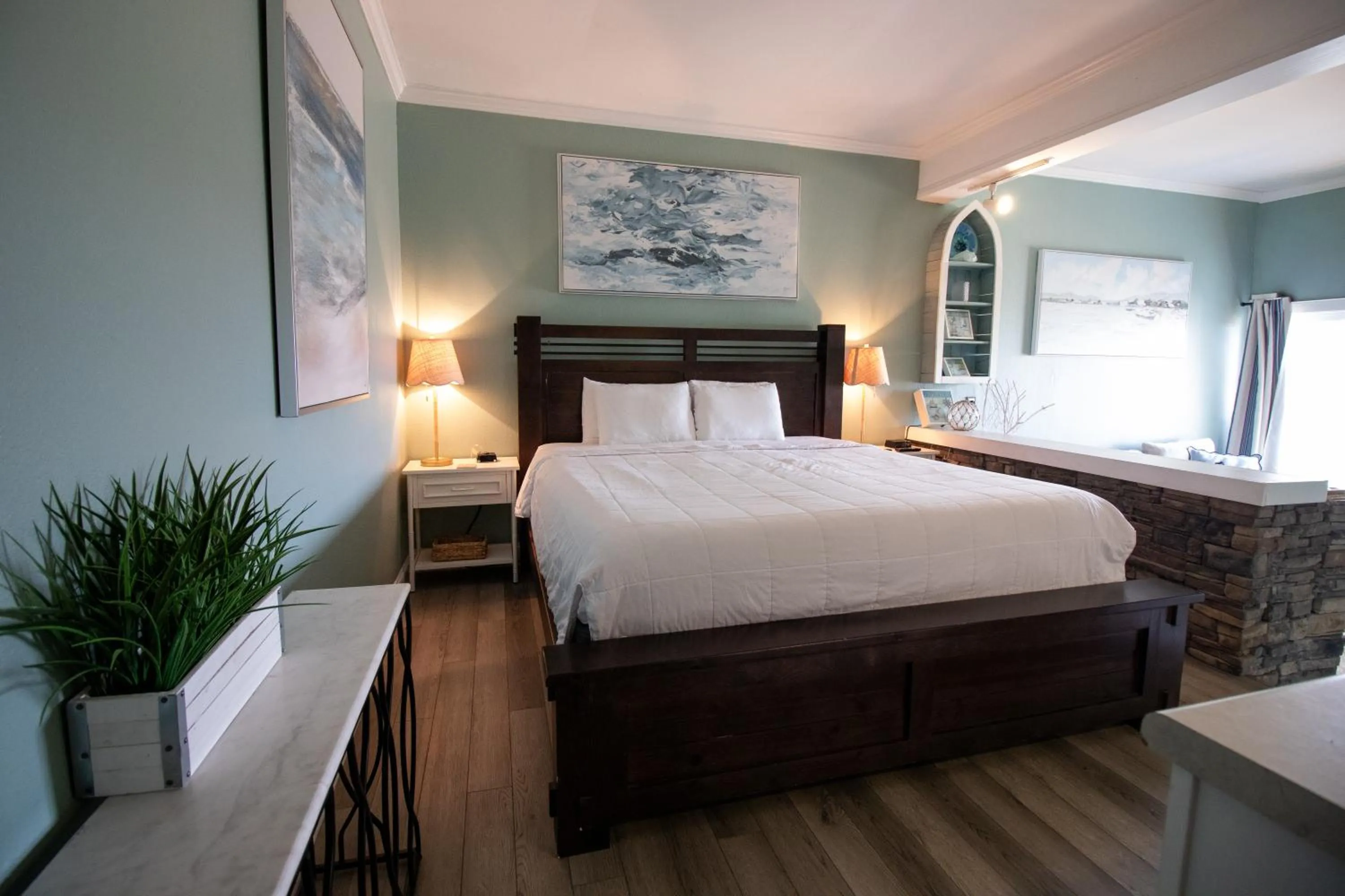 Photo of the whole room, Bed in Palm Suites