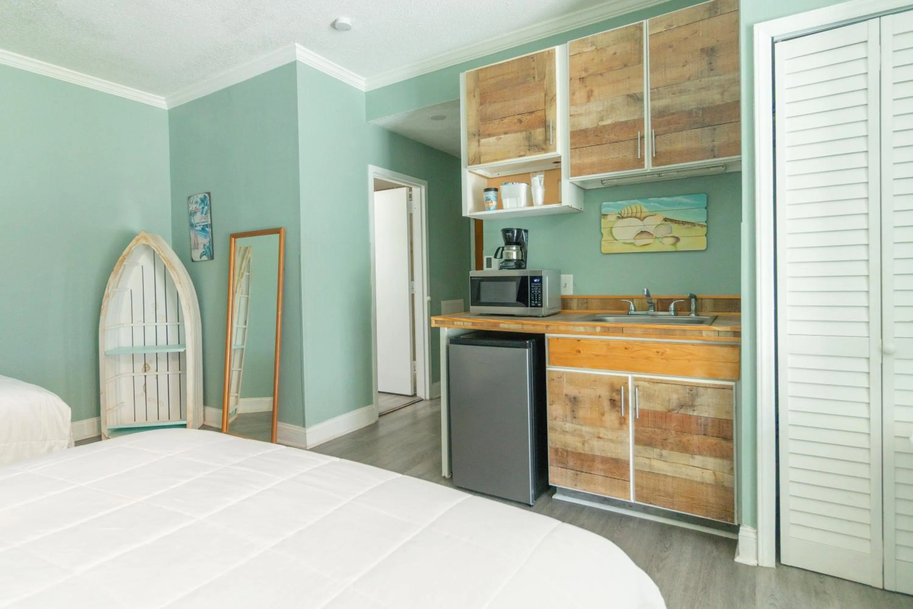 Kitchen or kitchenette, Bed in Palm Suites