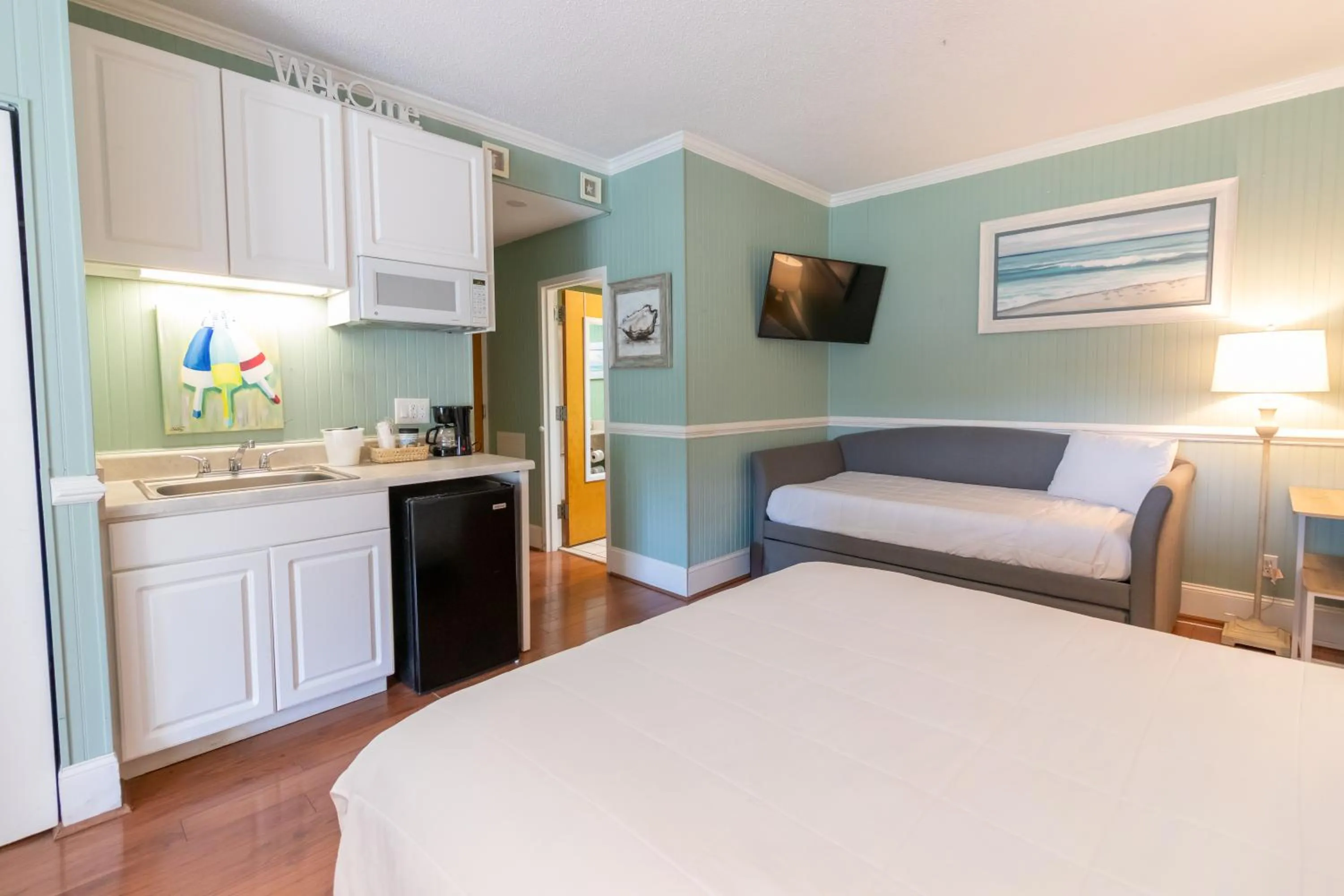 Kitchen or kitchenette, Bed in Palm Suites