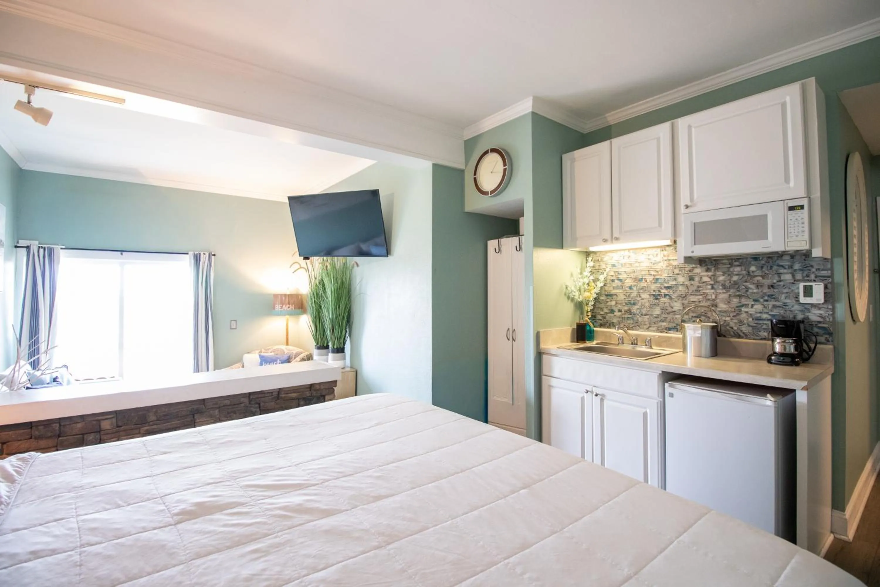 Kitchen or kitchenette, Bed in Palm Suites