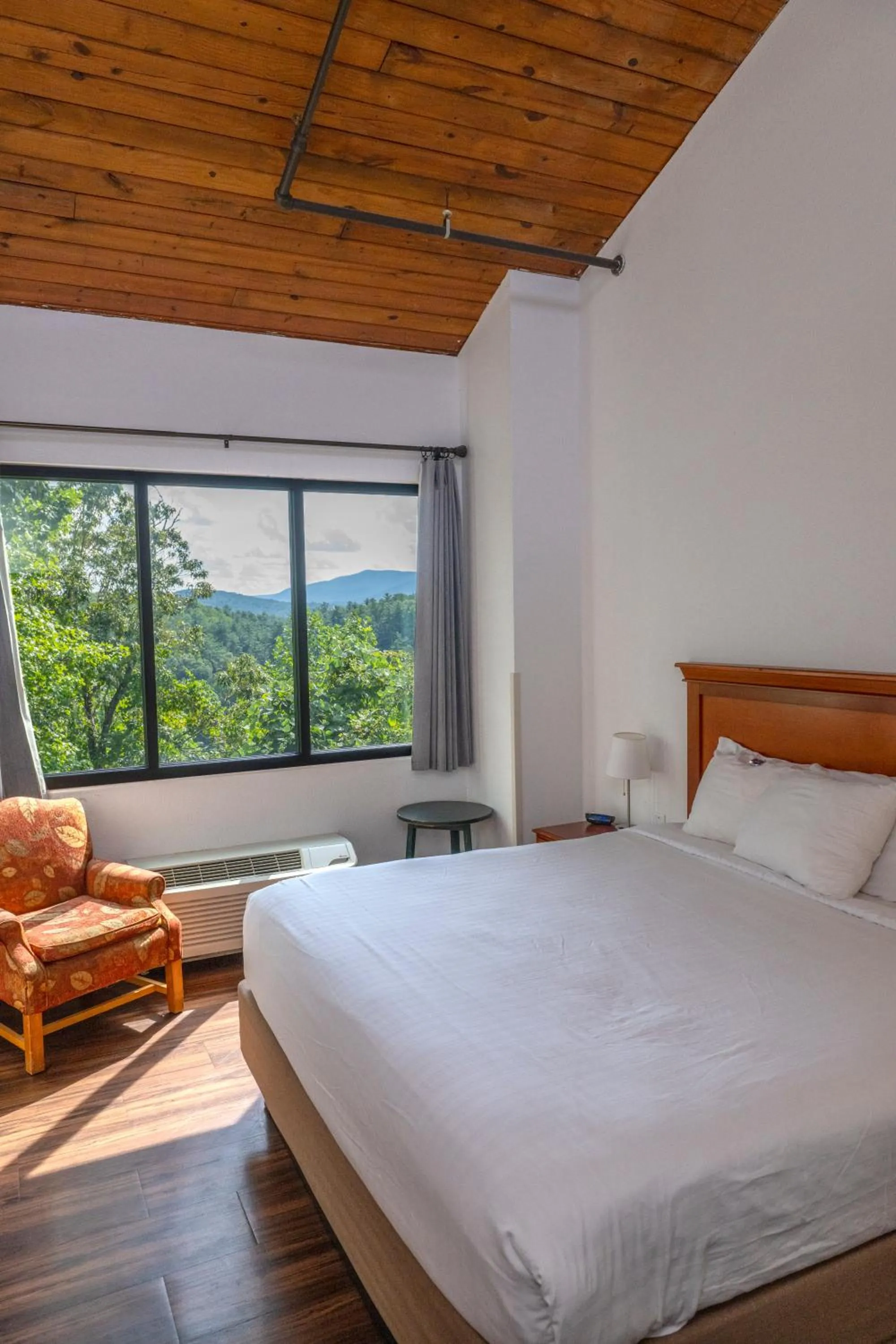 Bed in Unicoi State Park & Lodge