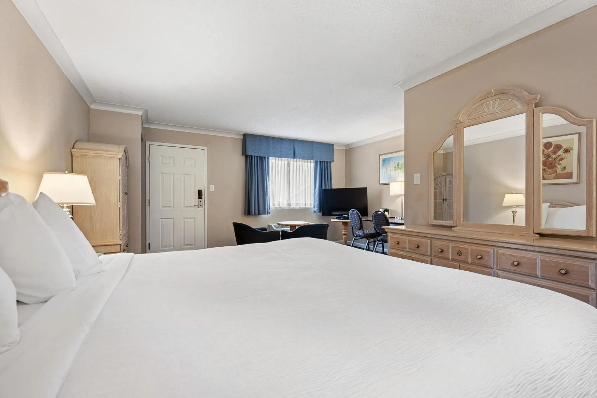 Bed in Glenwood Inn & Suites