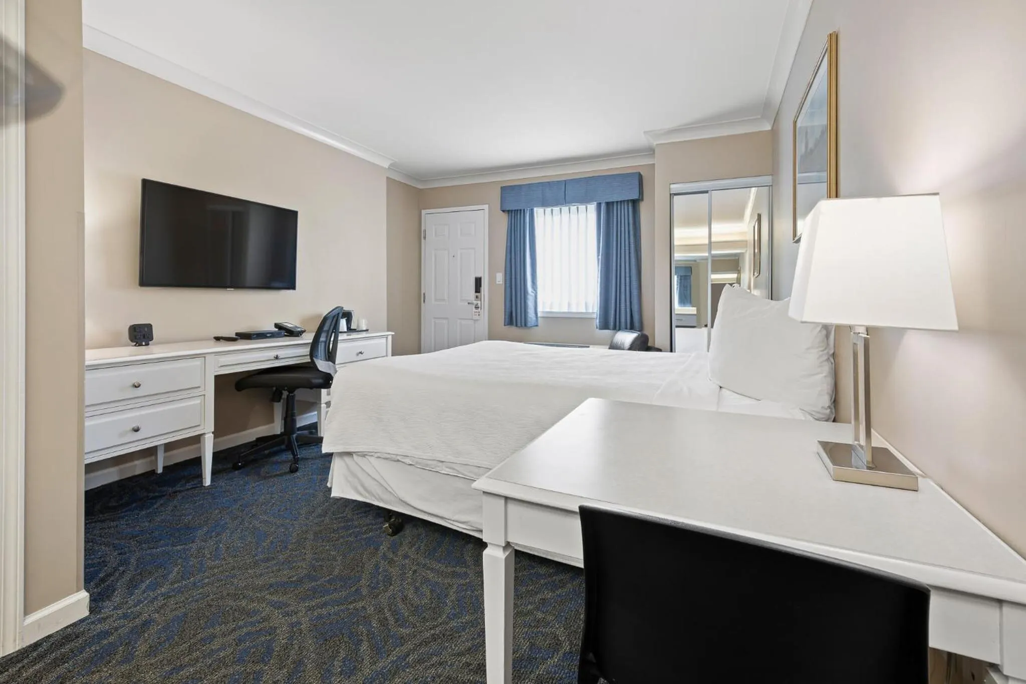 Bed in Glenwood Inn & Suites