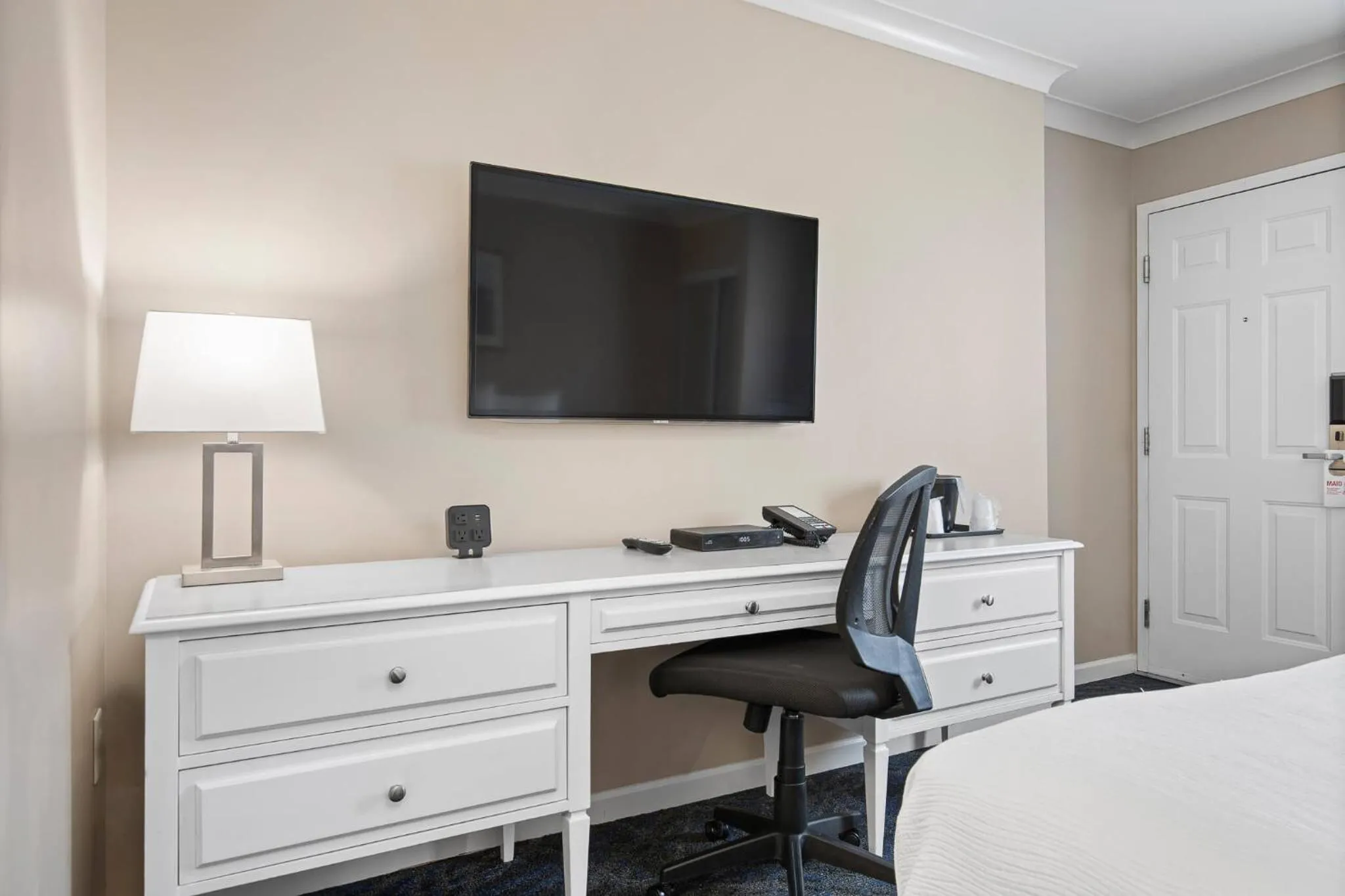 Bed in Glenwood Inn & Suites